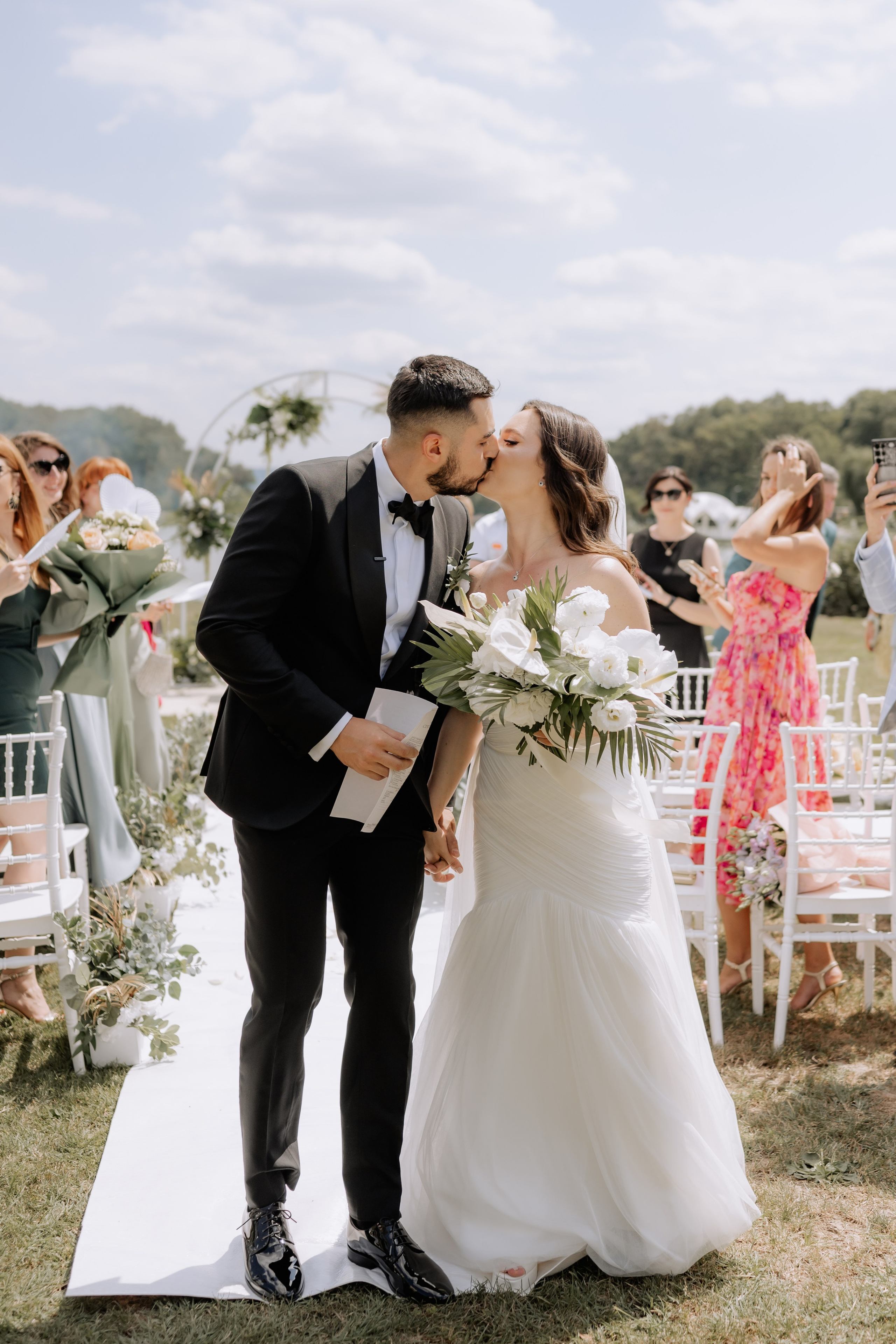 Cununie civila in aer liber , artificii de zi colorate , decor nunta , nunta la Hotel Traian. Proud Vision Weddings | Wedding Photography & Film — Servicii profesionale Foto Video Nunta Iasi