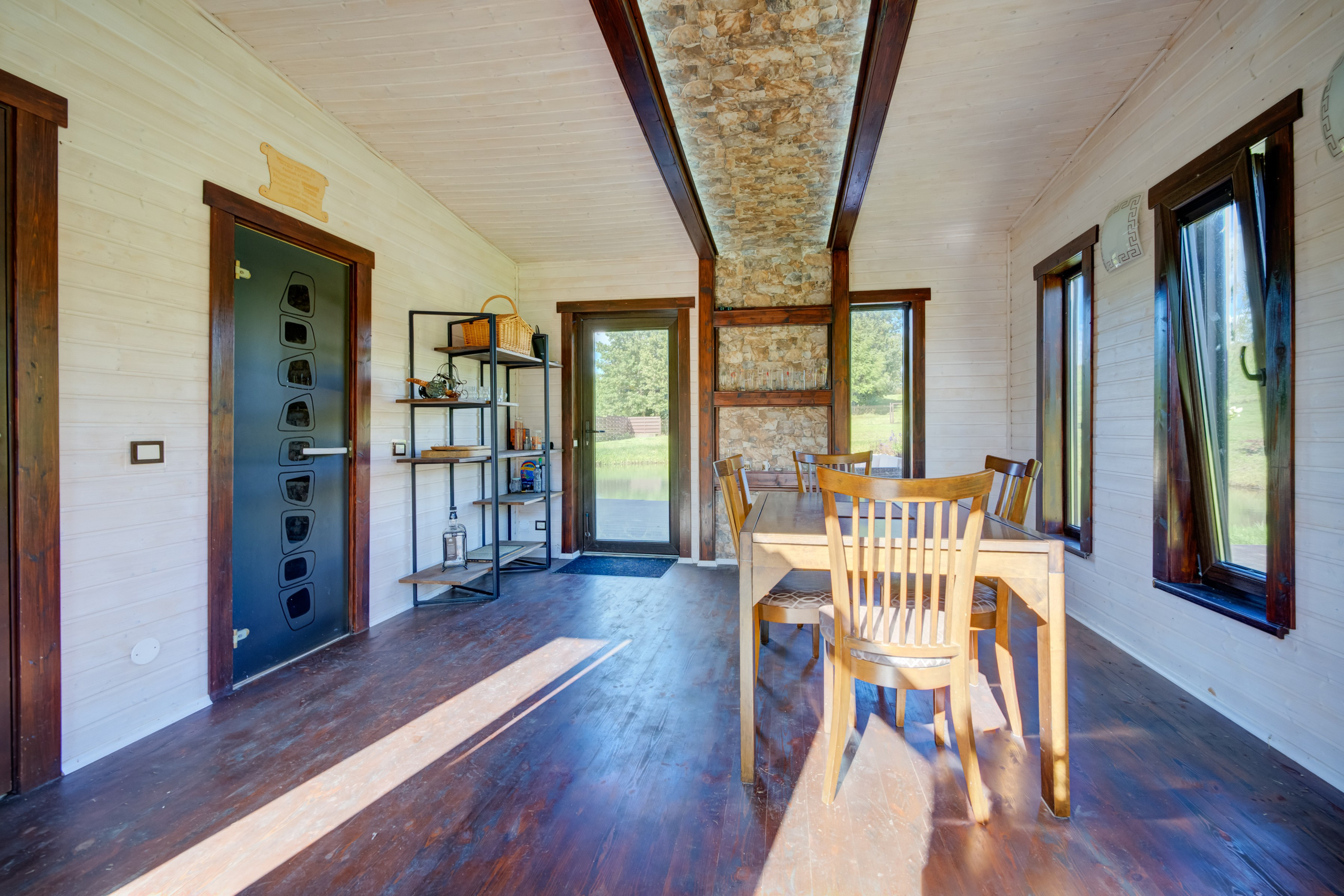 Sadyba Vinliaus r. prie ežero. Elina Sapiega fotografė Vilniuje