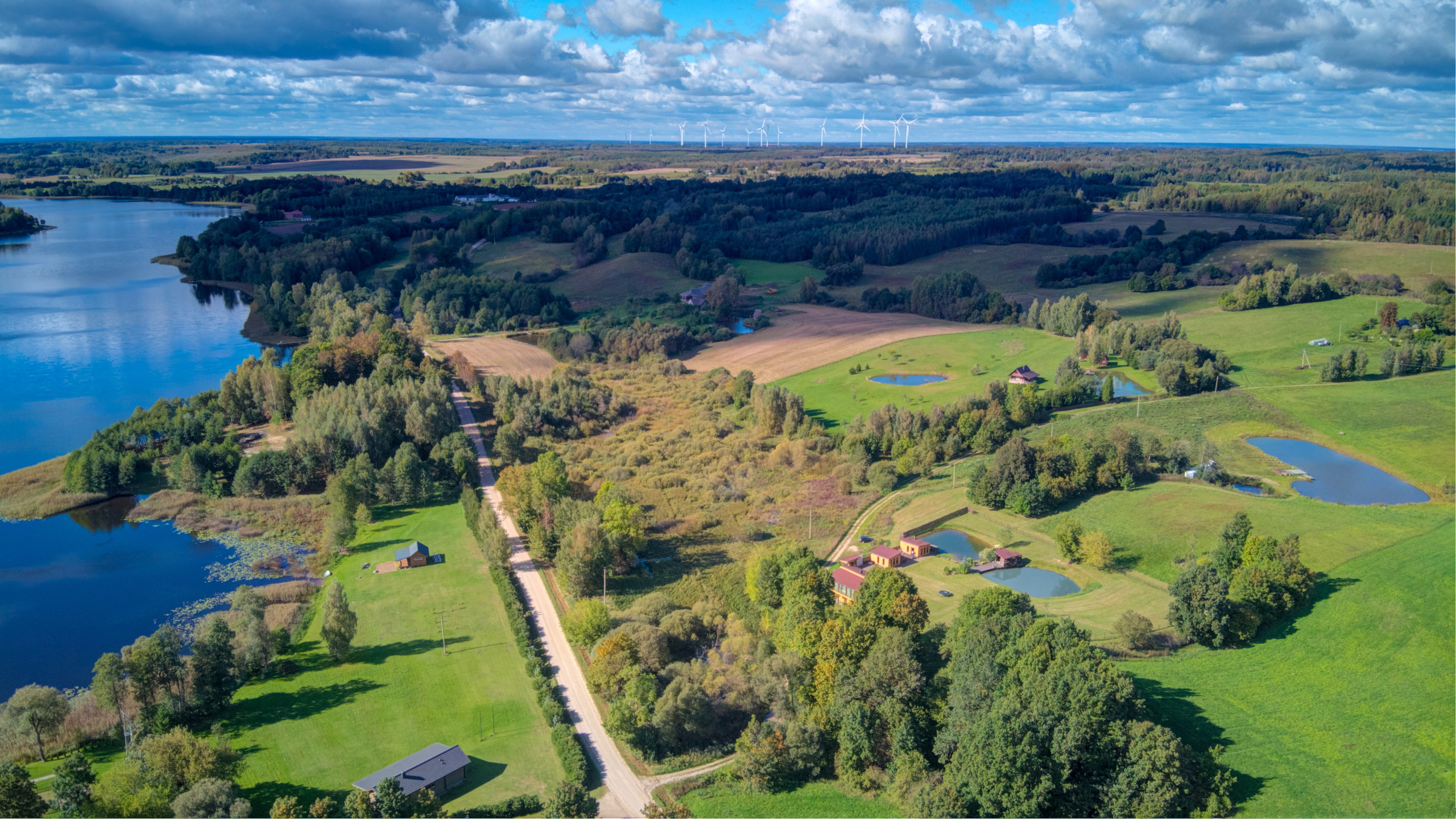 Sadyba Vinliaus r. prie ežero. Elina Sapiega fotografė Vilniuje