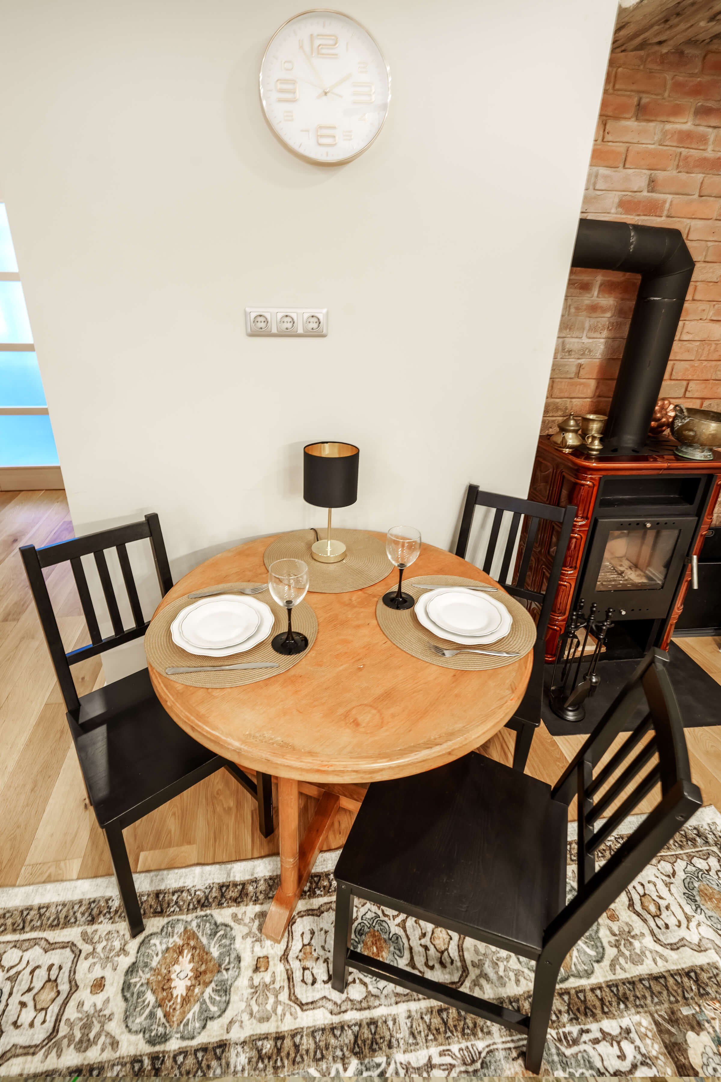 Svetainė, kur norisi gerti vyną ir apsimesti kultūringu