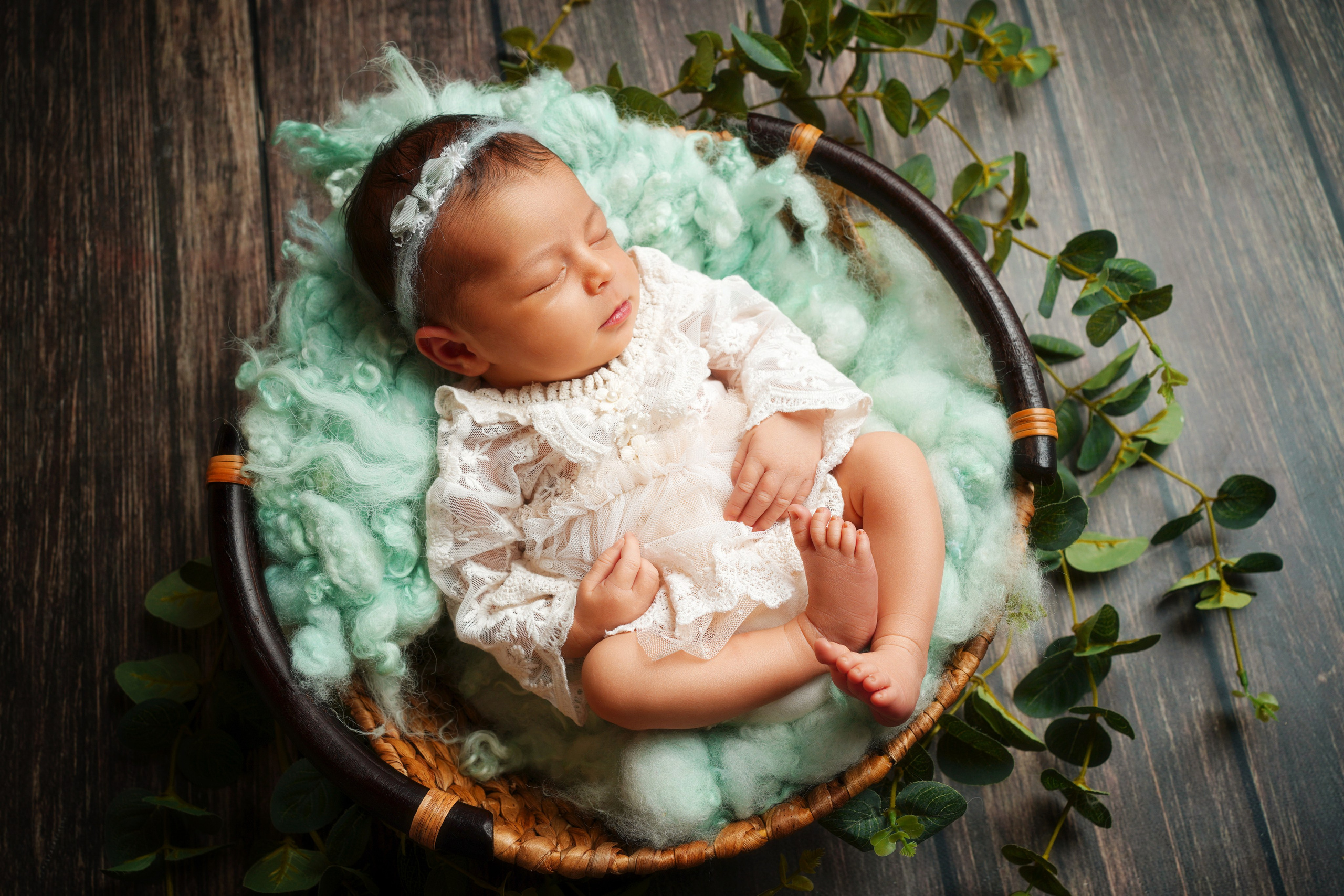 Neugeborenes Baby liegt friedlich im gemütlichen Fotostudio