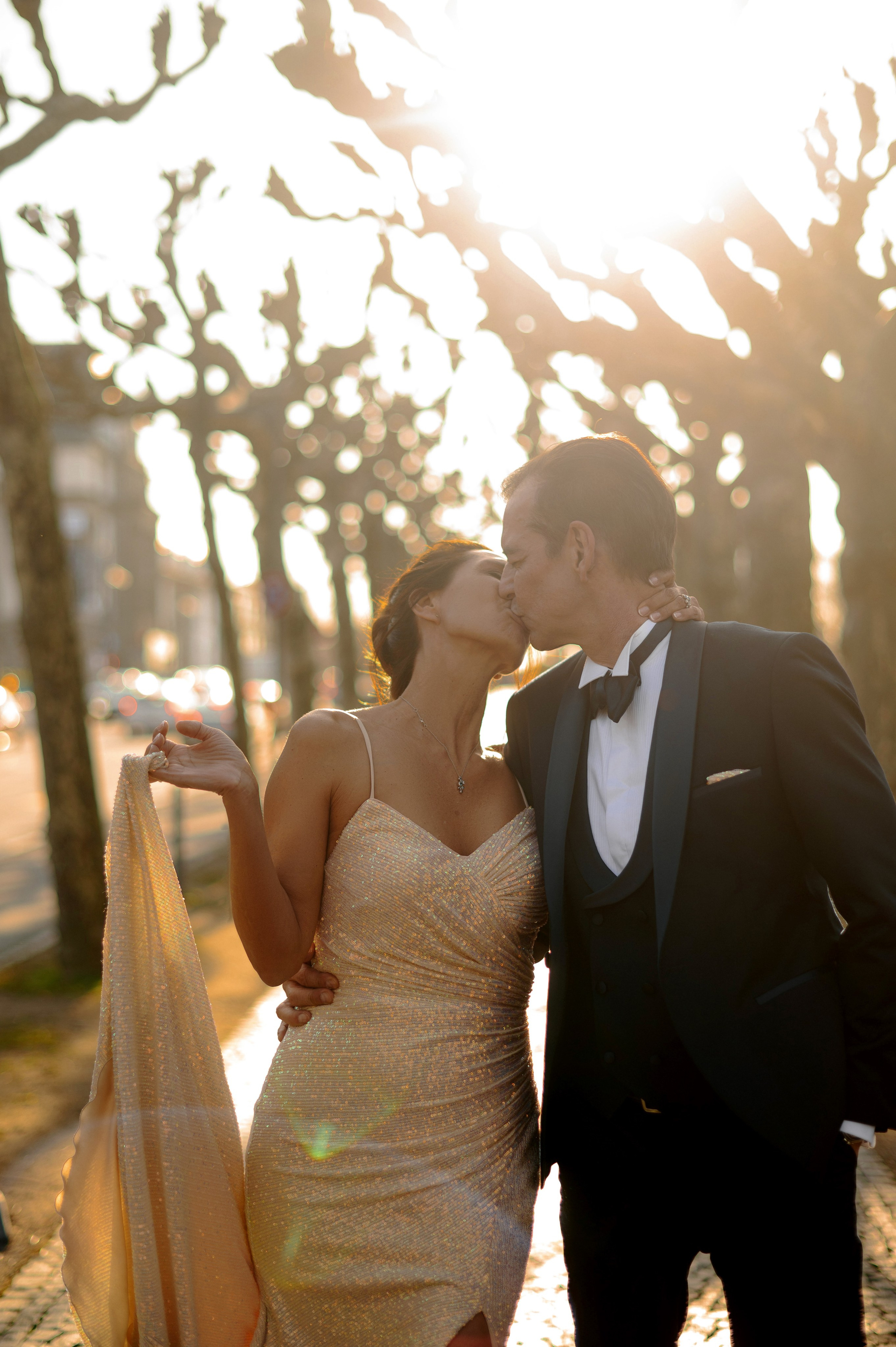 Hochzeitskuss im warmen Abendlicht am Mainufer in Frankfurt