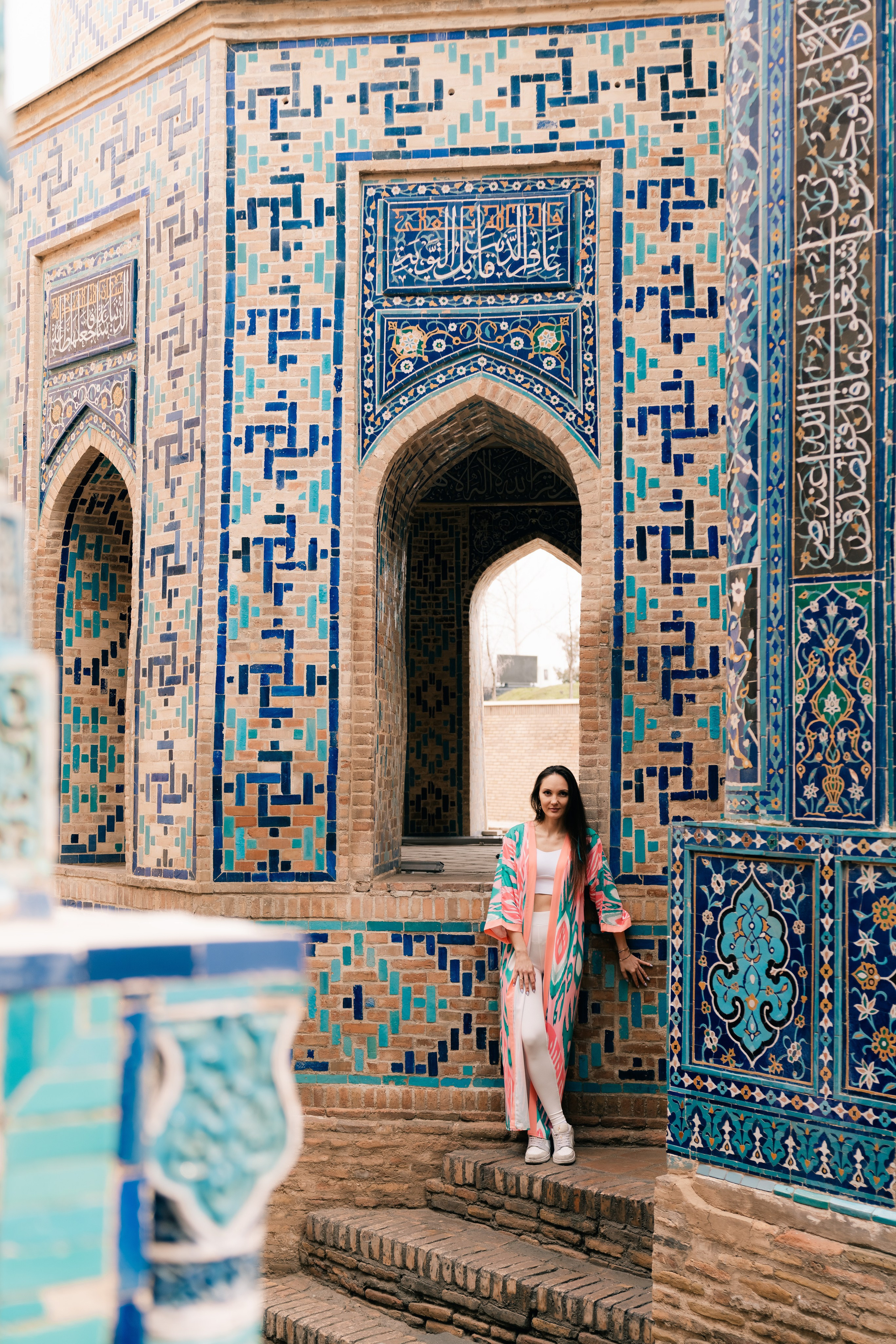 Photoshoot in a robe in Samarkand: Unique Shots with the Shah-i-Zinda. Photographer in Uzbekistan and Samarkand Djasur Marupov
