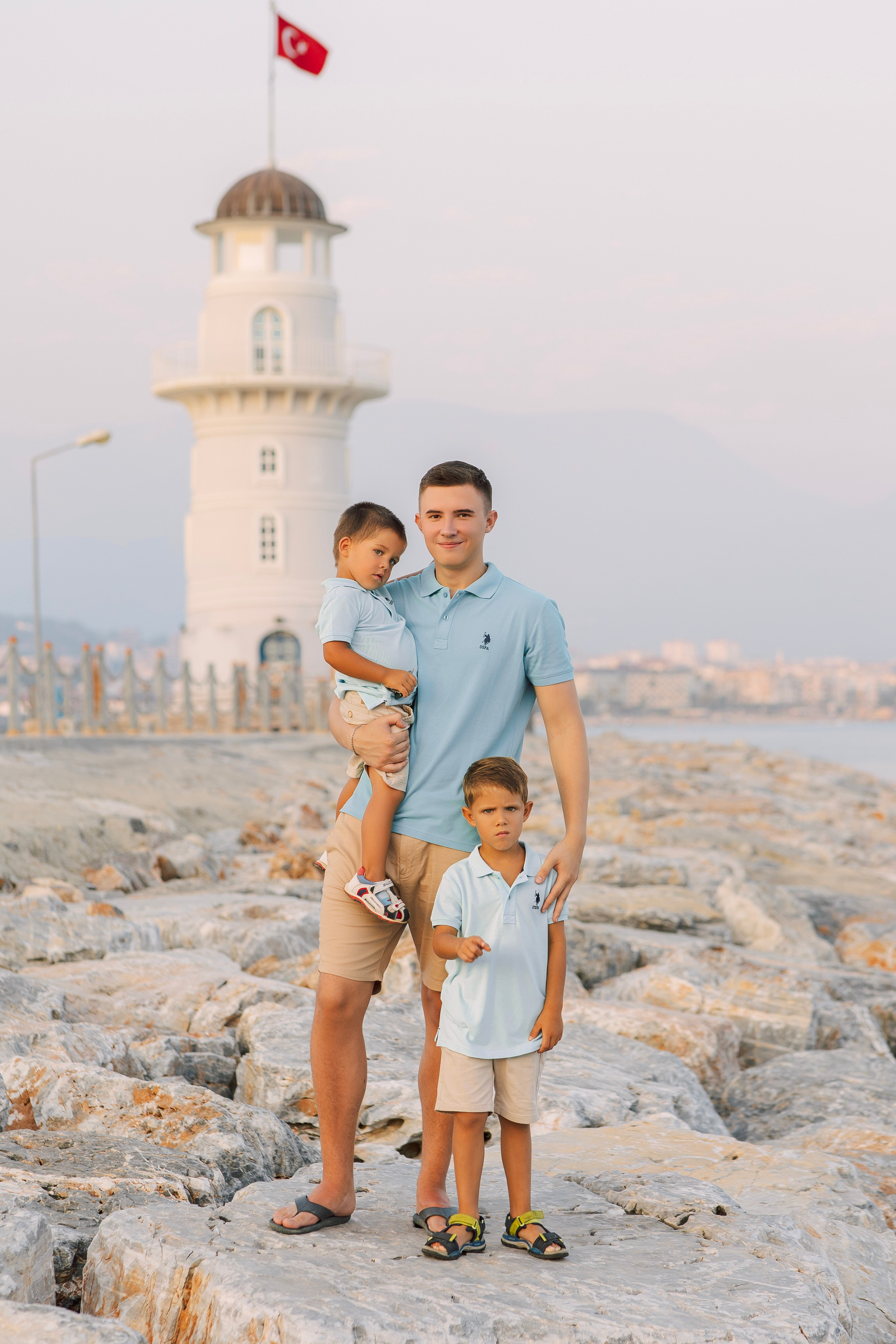 Фотограф в Алания. Фотосессия для большой и нарядной семьи в порту Аланьи.Семейная съемка в порту. Морская прогулка для всей семьи. Фотограф в Алании в Турции, Аланья, Сиде, Белек, Анталия, Кемер, Конаклы, Окурджалар. Фотосъемки в Алании. Фотосессия в Алания.Алсу Девели