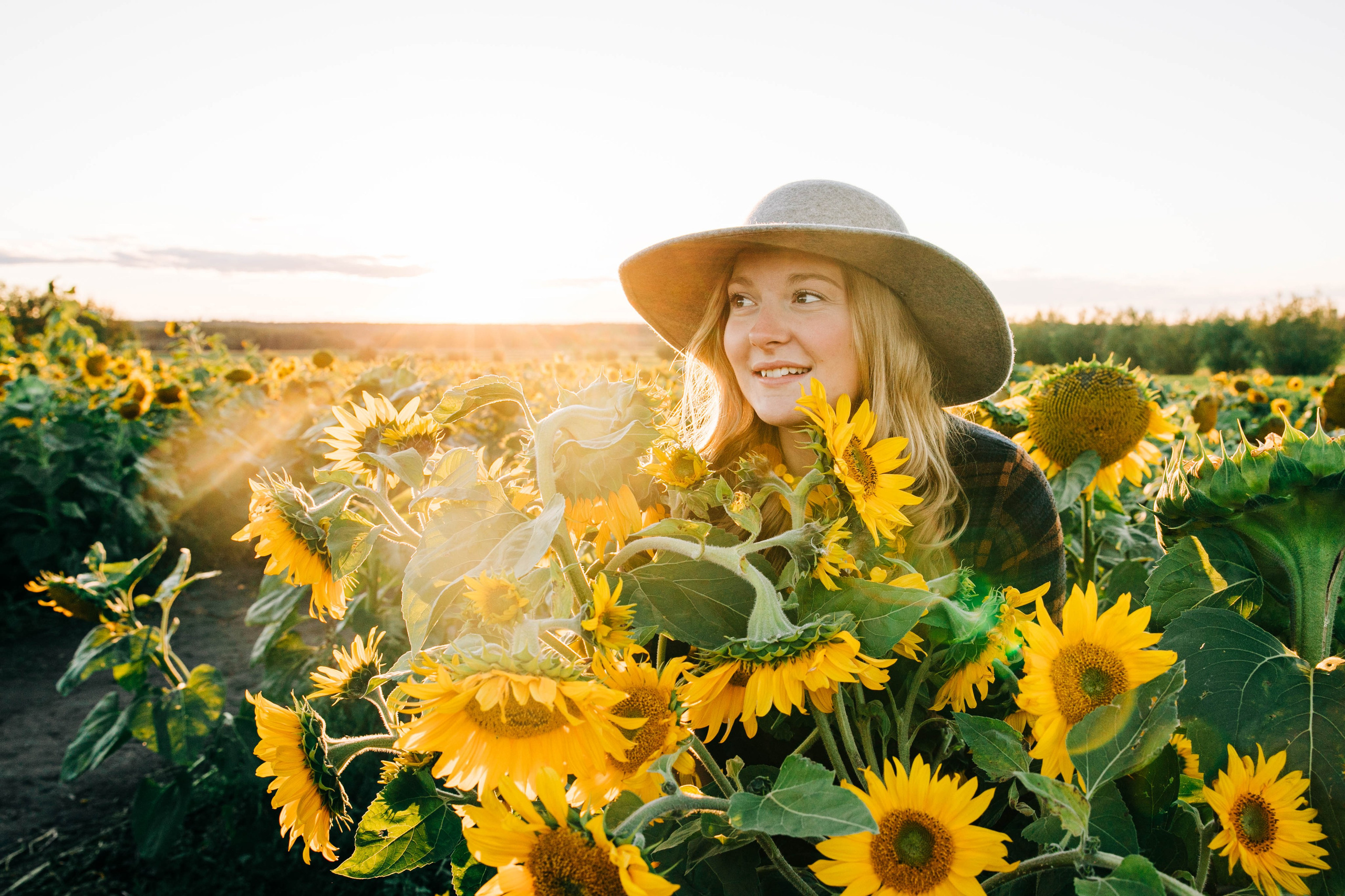Leanne & Emily — Bowden Sunflowers. Fotografía accesible en Calgary