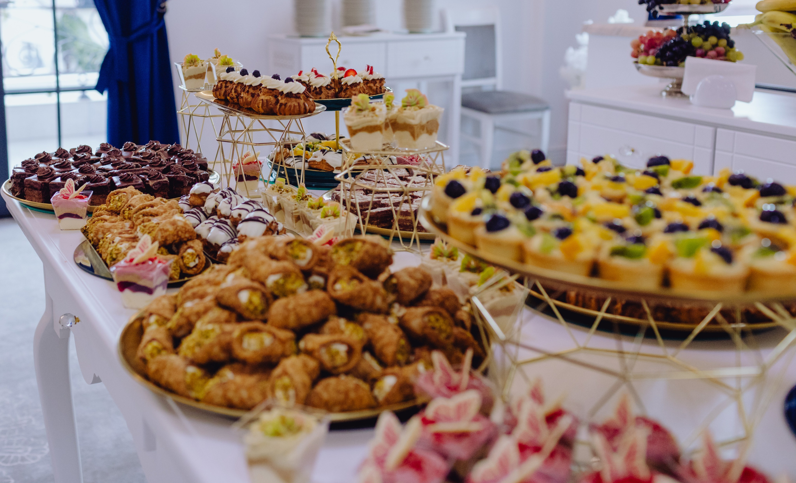 Adi & Angela. Wedding & couple photographer from Romania Rut Vetan