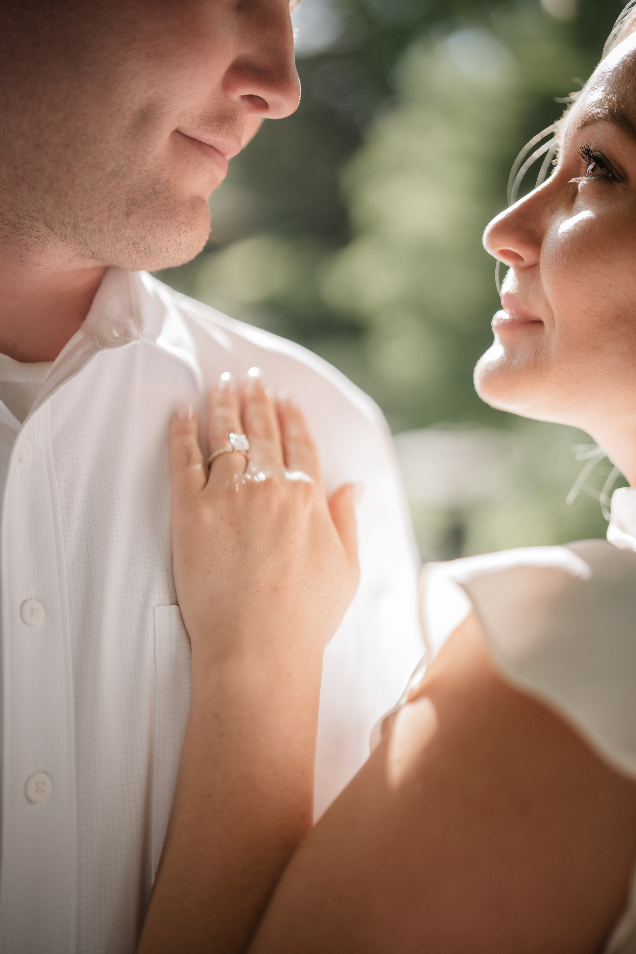 Engagement photo shoot at the Brooklyn Botanic Garden. Portrait and wedding photographer in New York
