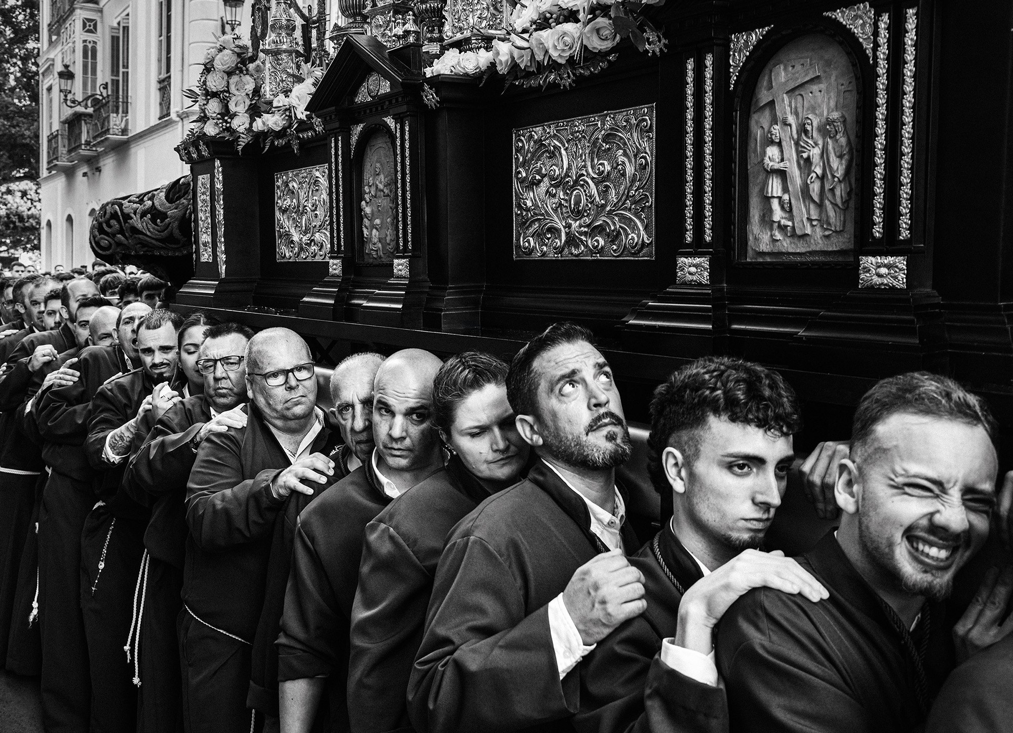 Zeev Kurlianchick is award-nominated photojournalist specializing in high-contrast documentary photography