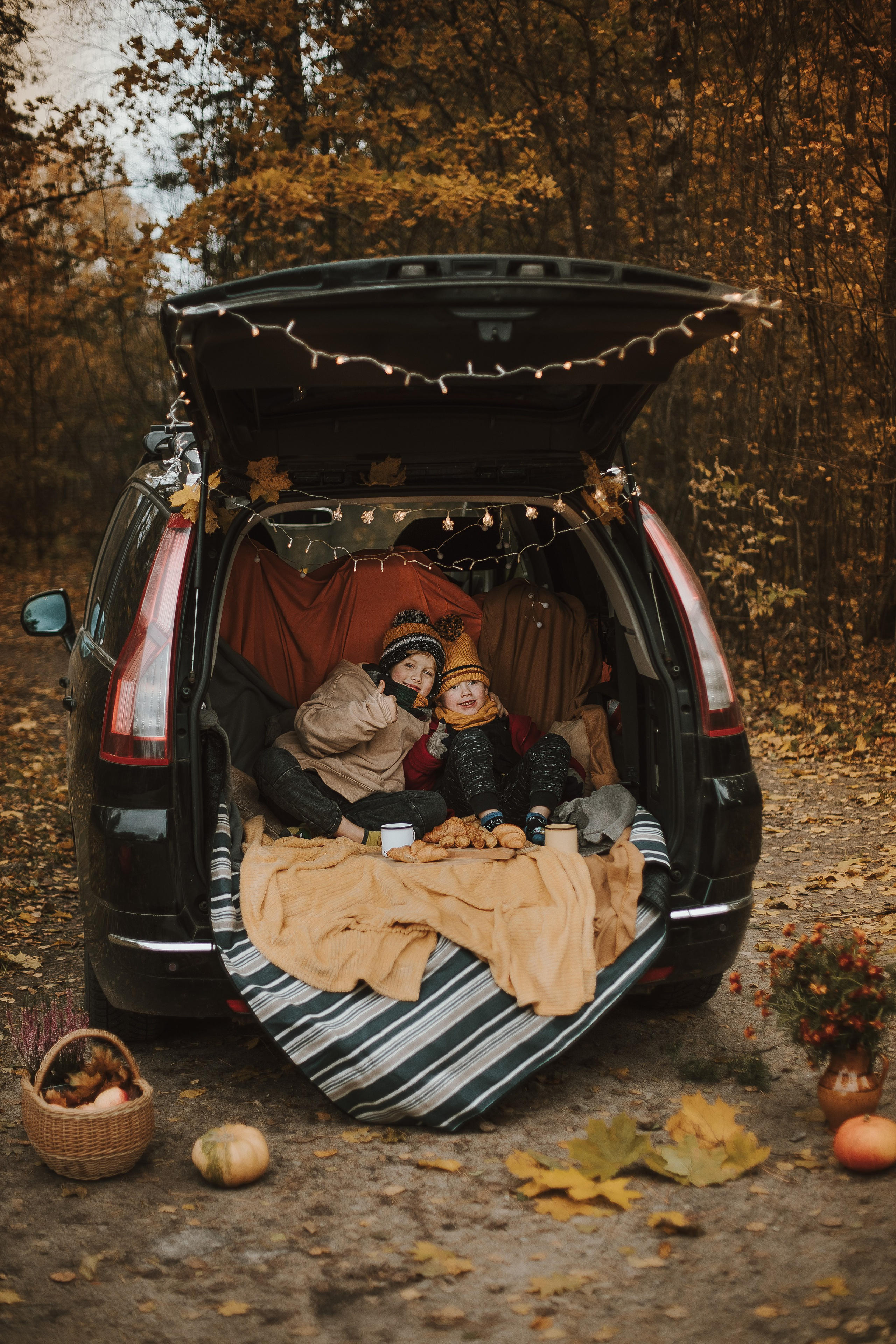 Rudens fotosesija ar mašīnu. Fotogrāfs Rīgā — Katerina Gordik