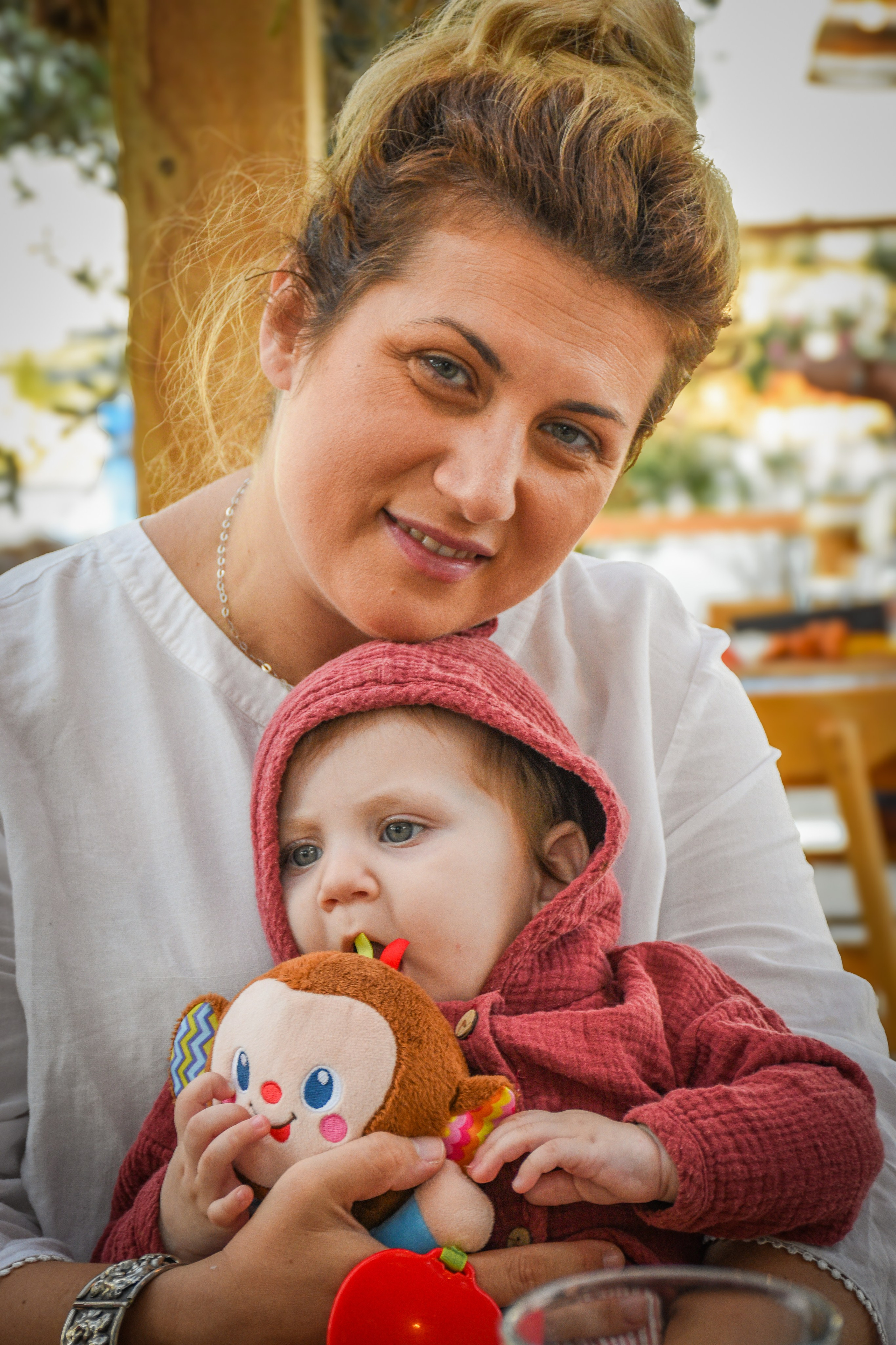 mamica fericita si bebelusul ei