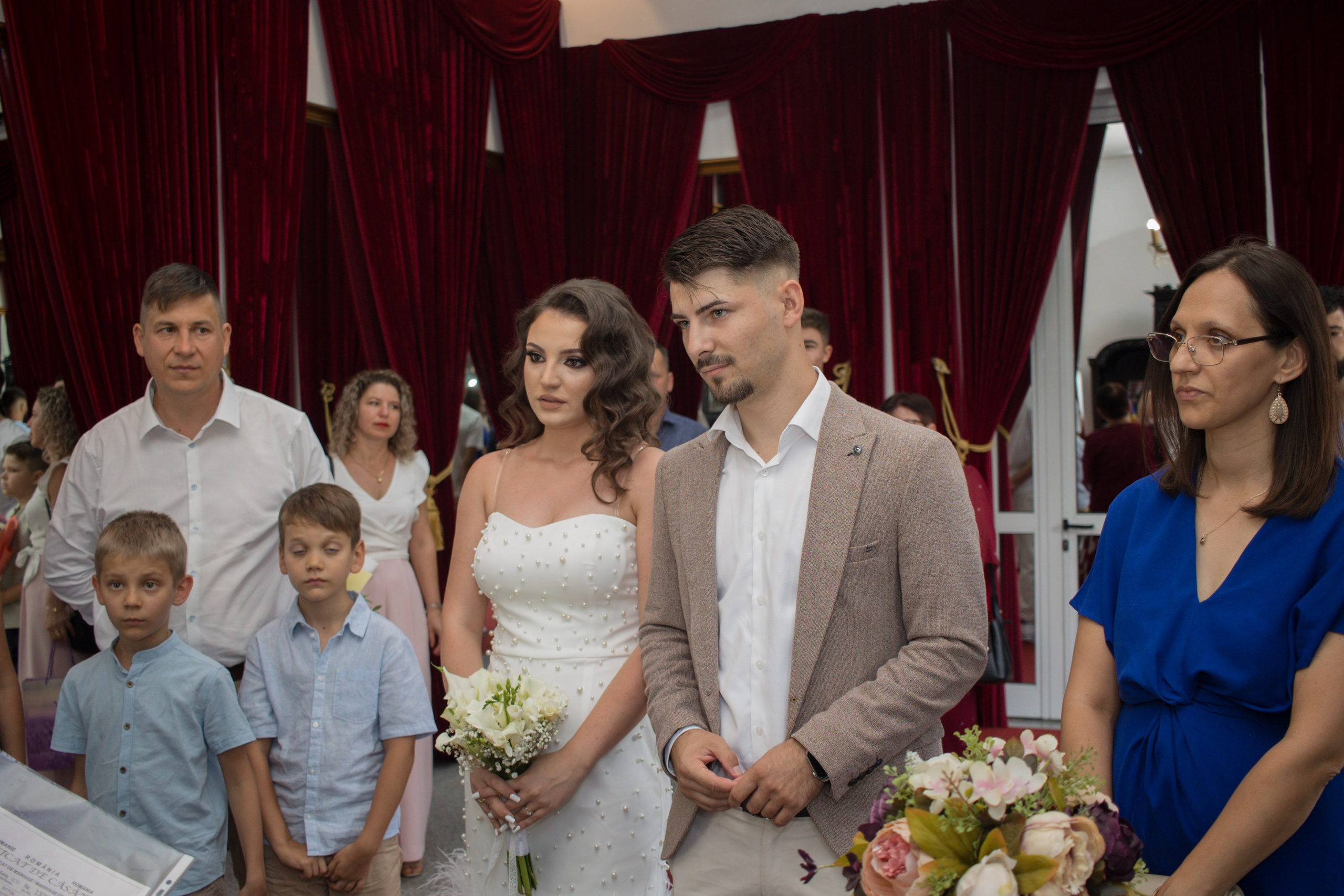 Ana & Mihai. Fotograf si videograf — evenimente si studio