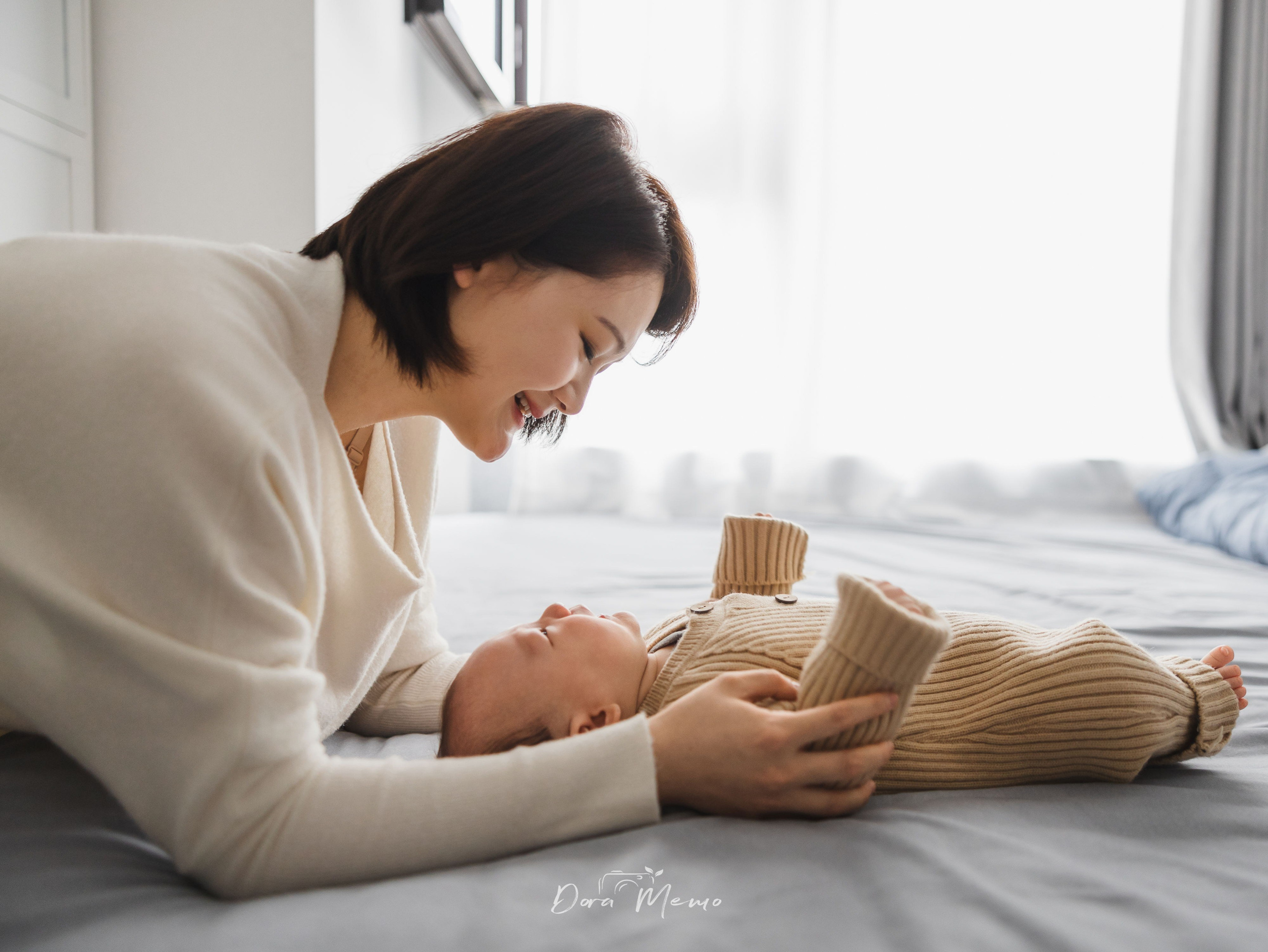 Shanghai Lifestyle Newborn Photography | Cozy At-Home Baby Session with Pets. Shanghai Family Photographer Dora
