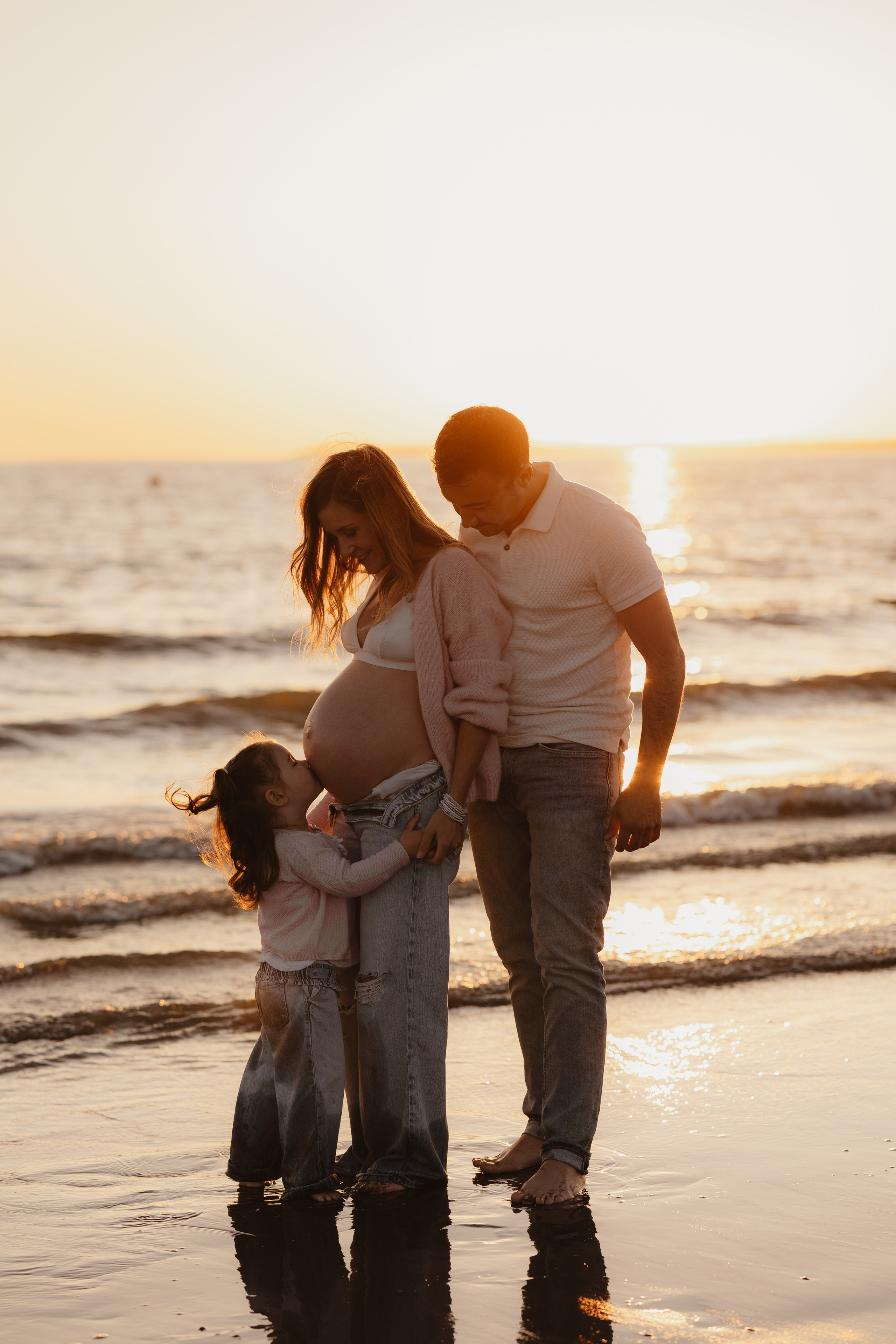 Famille jouant sur la plage au coucher du soleil, photos naturelles pleines de mouvement
