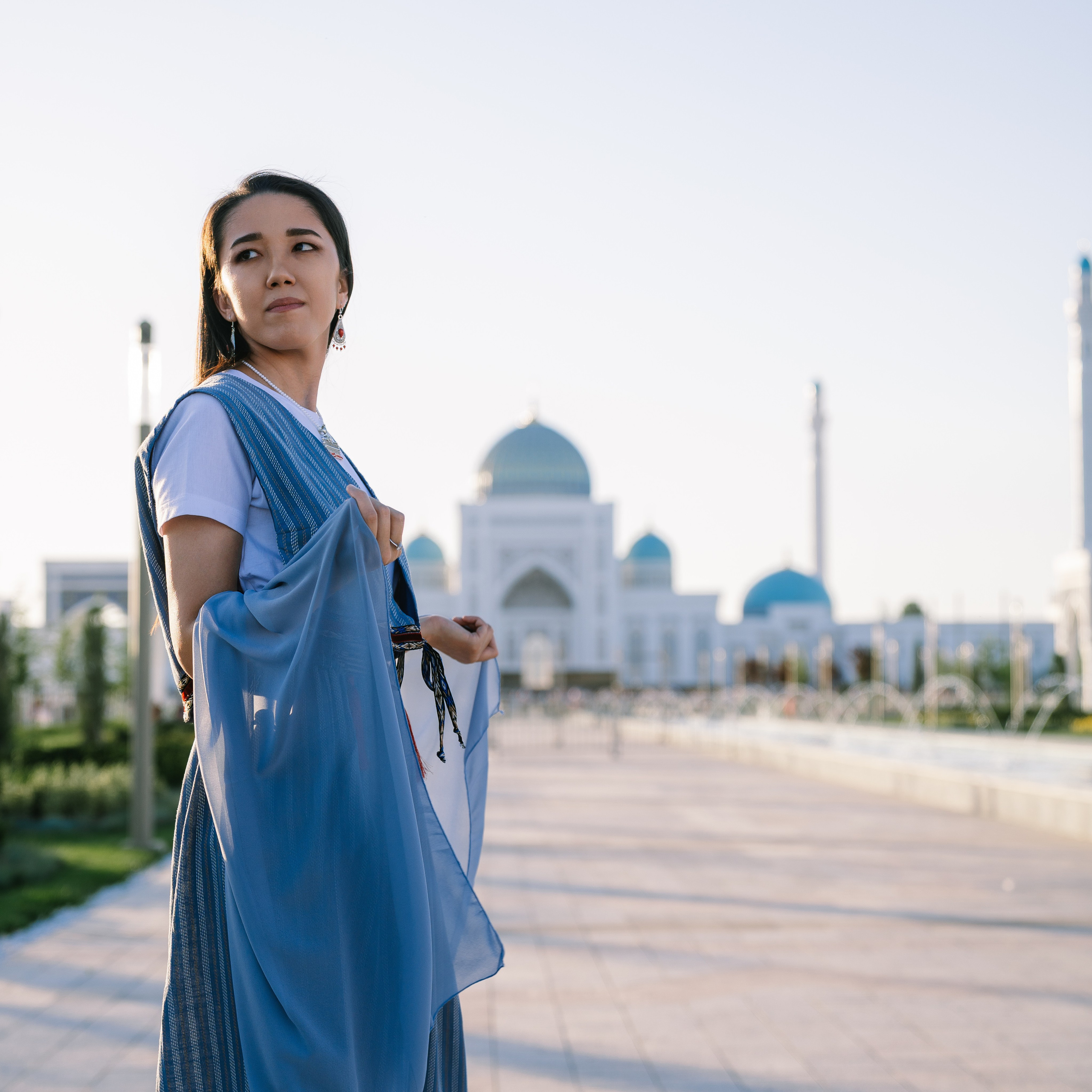 Аренда длинных узбекских платьев для фото. Фотограф в Узбекистане и Самарканде Джасур Марупов