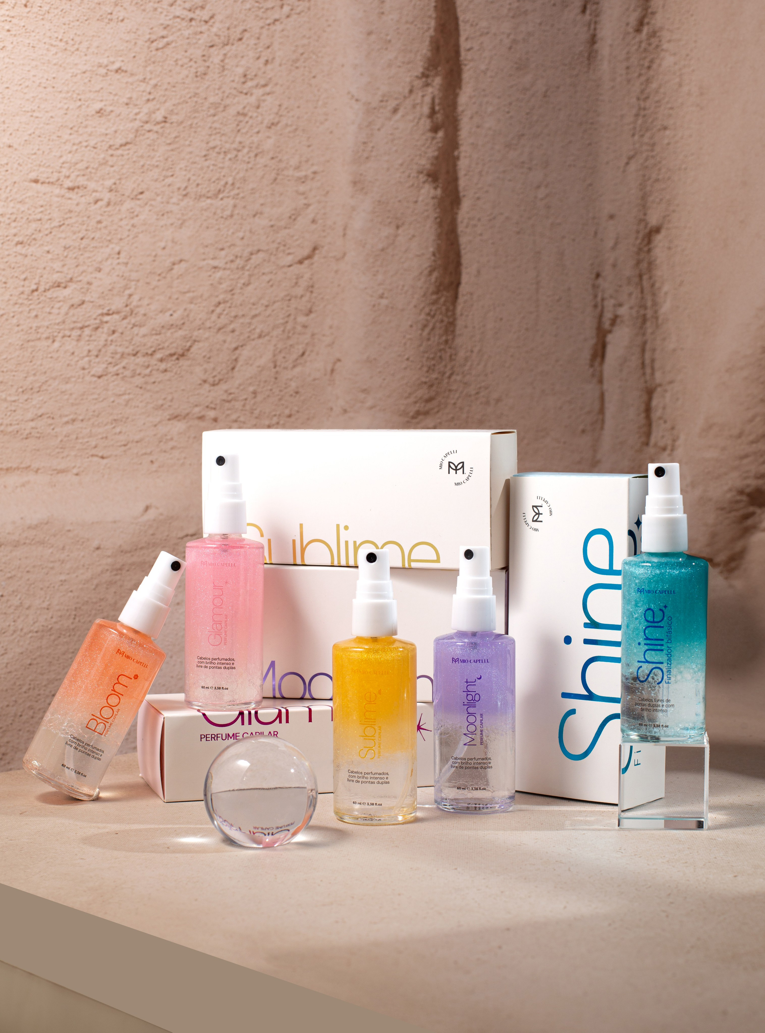 Linha completa de cuidados capilares disposta sobre bancada. Conjunto de produtos para cuidado diário. 