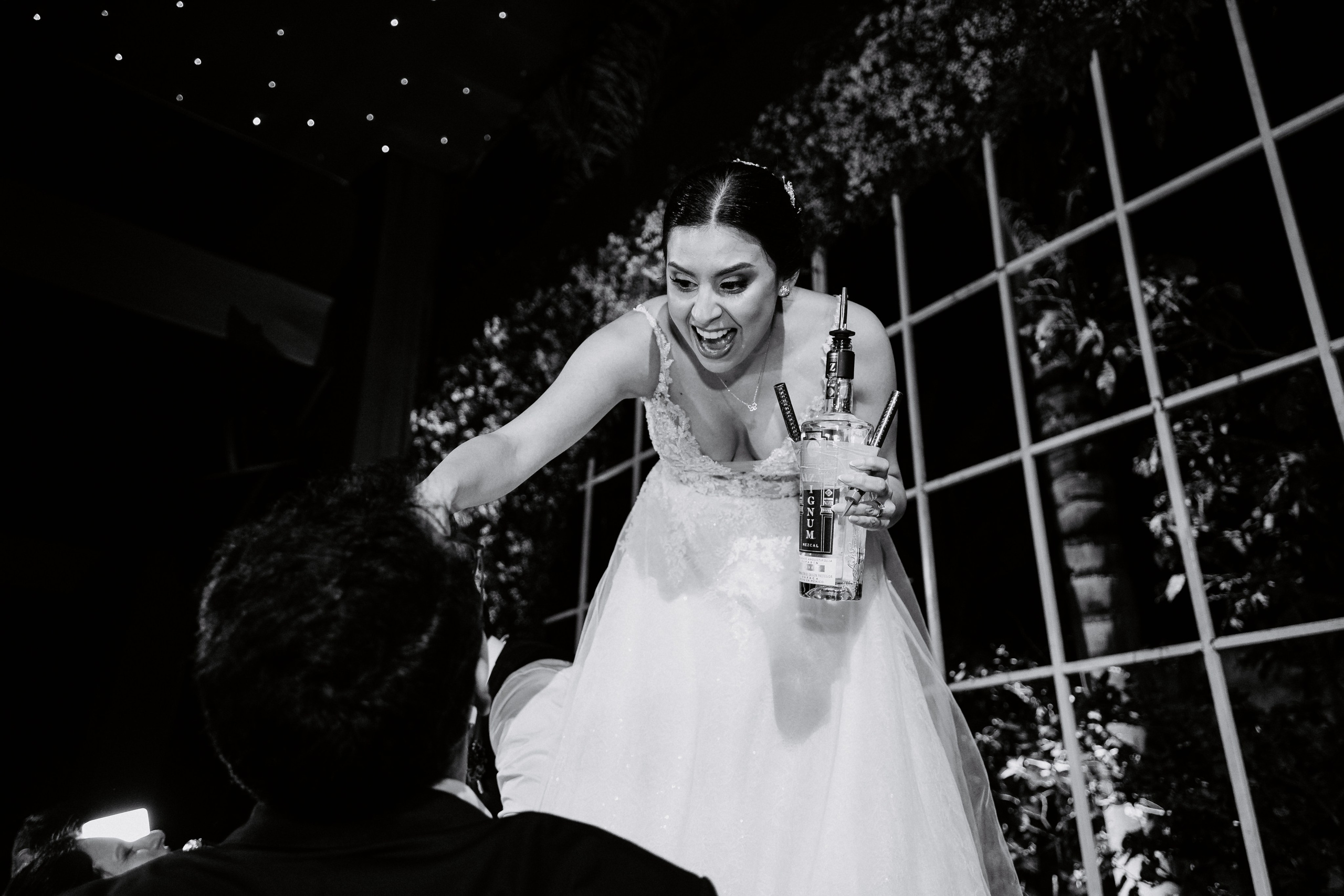Un vistazo a la fiesta. Fotógrafo de Bodas en Lima | Ronhy Altamirano. Fotografía narrativa y cinematográfica para bodas, quinceañeras y eventos exclusivos