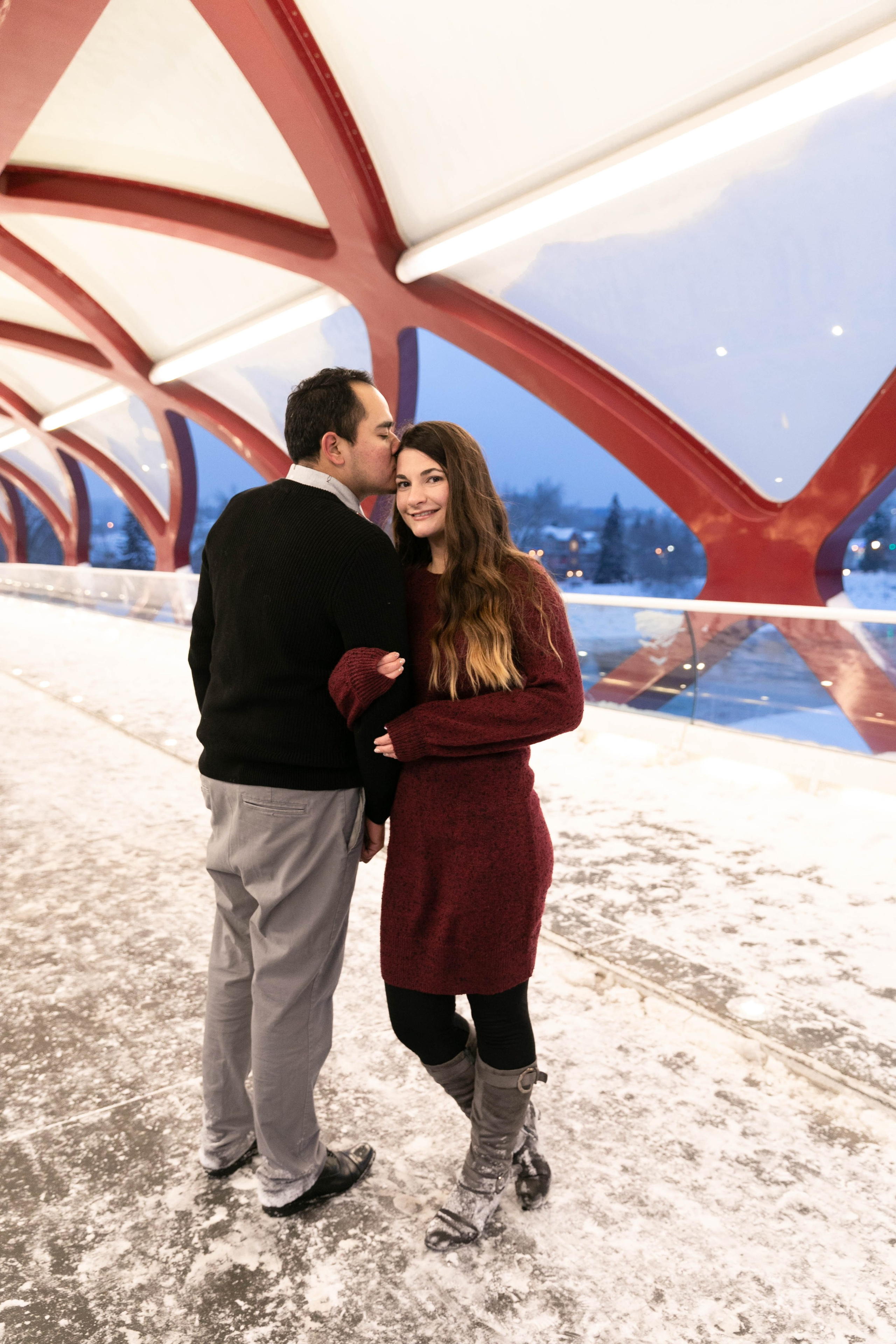 Iván & Andrada — Princes Island Engagement. Fotografía accesible en Calgary