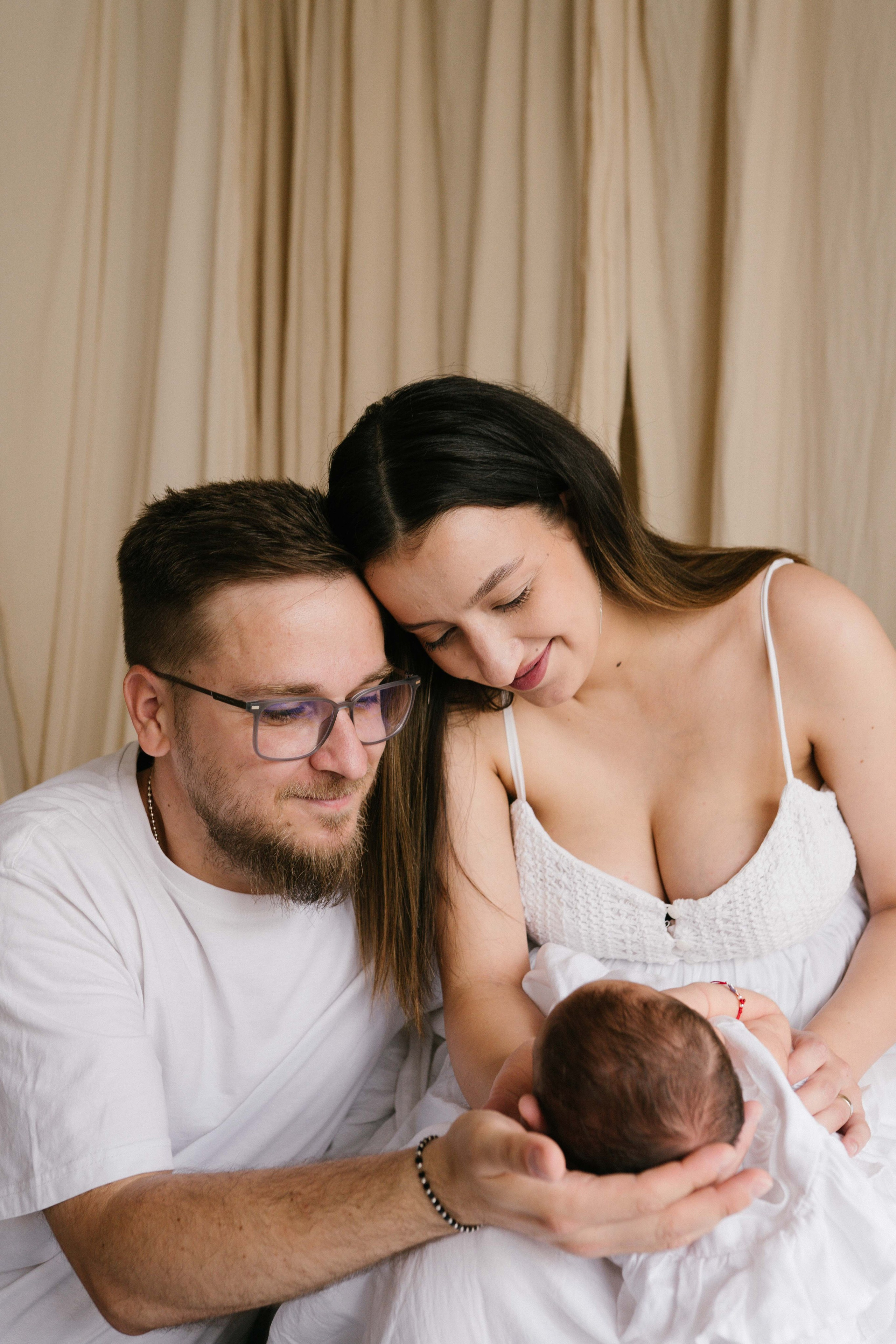 Inspira sesiune foto nou-nascut. Madalina Beda- Artist vizual, fotograf, doula la nastere, consultant babywearing Brasov si in toata tara