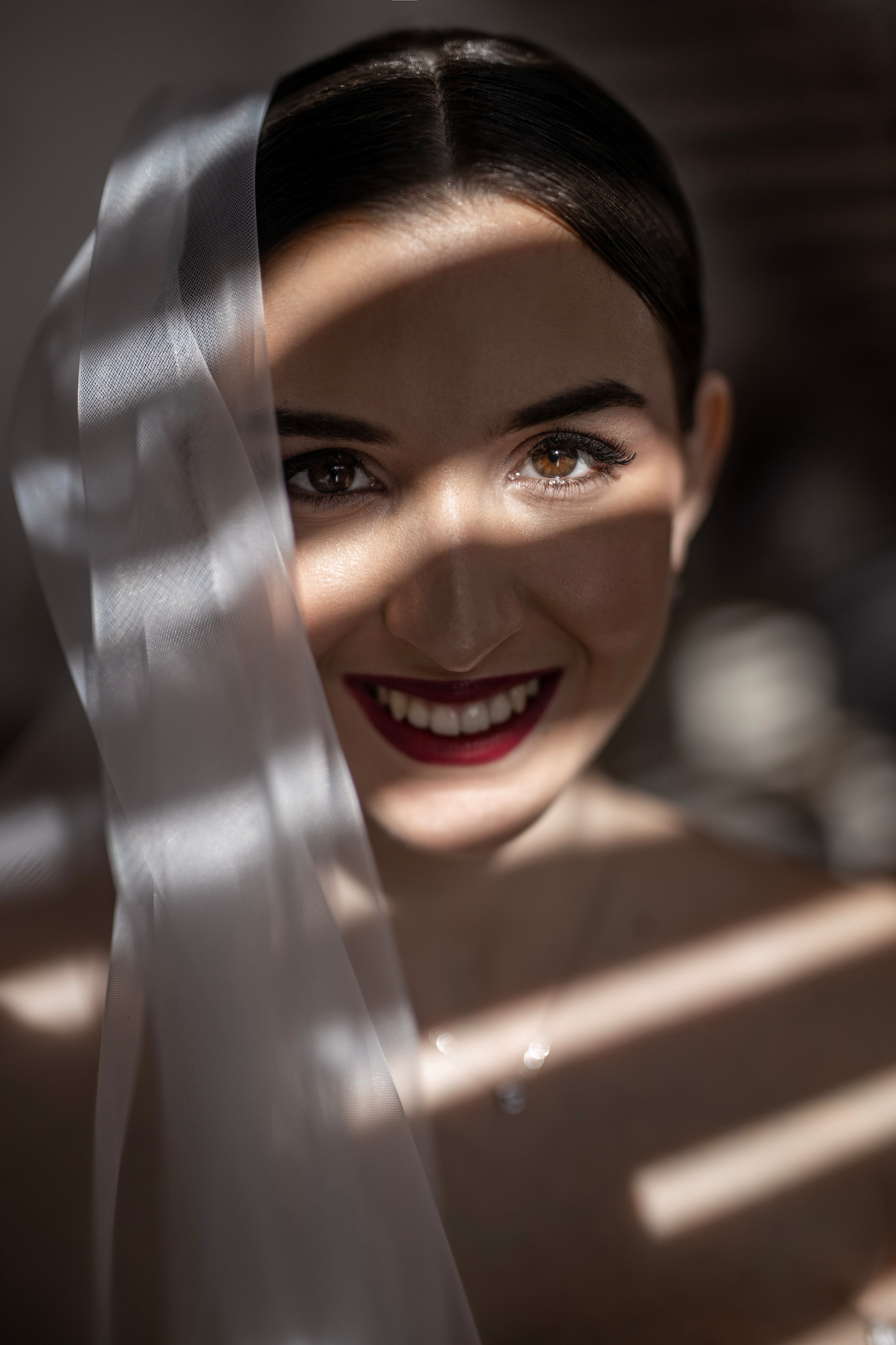mldin nasmejan portret kroz senke koje prave venecijaneri