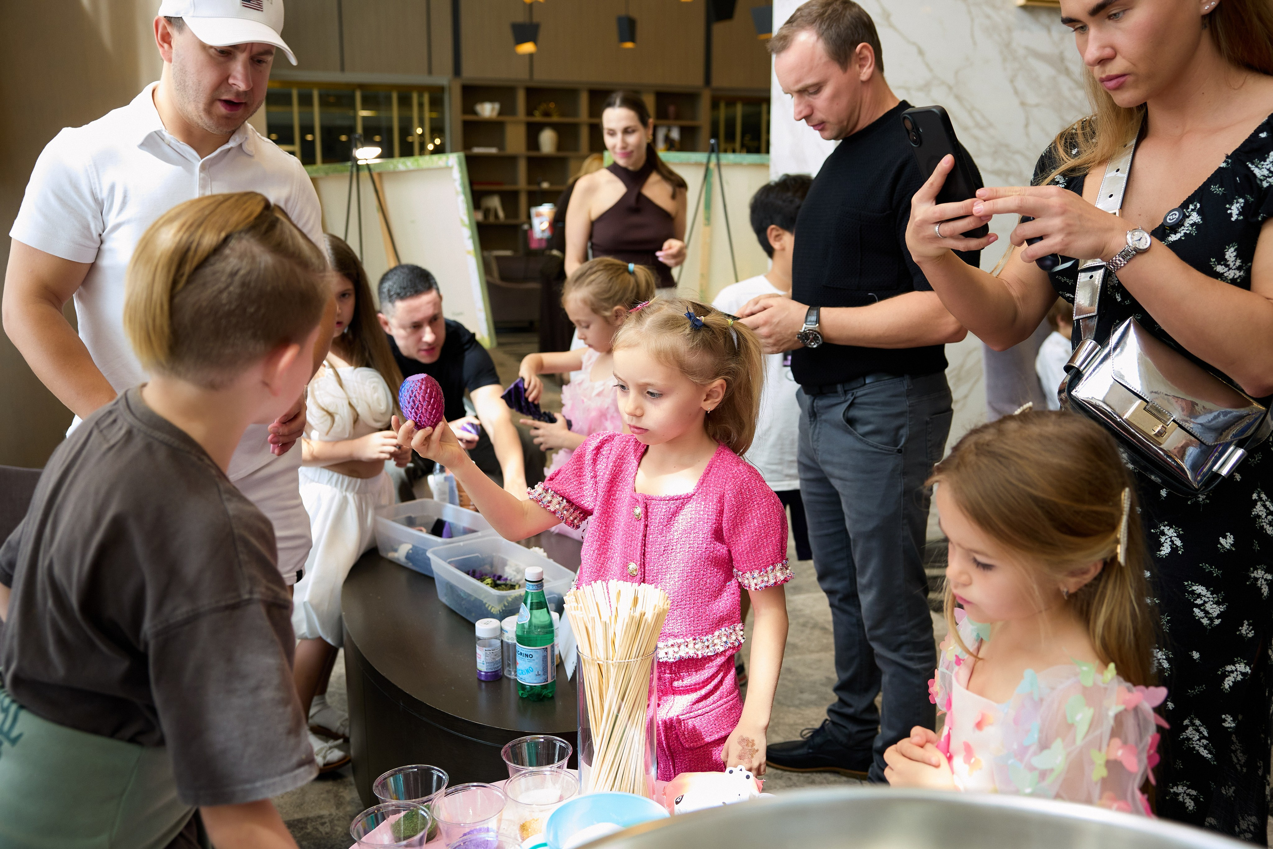 Авторская благотворительная художественная выставка Дианы Бортник. Фотограф Юлия Маковеева