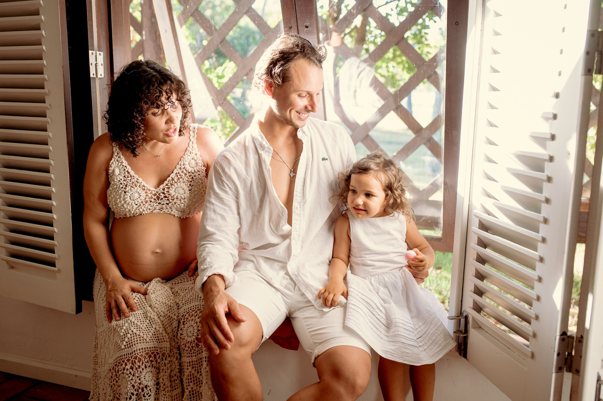 Ensaio Gestante — Praia do forte. Água Carmim Fotografia
