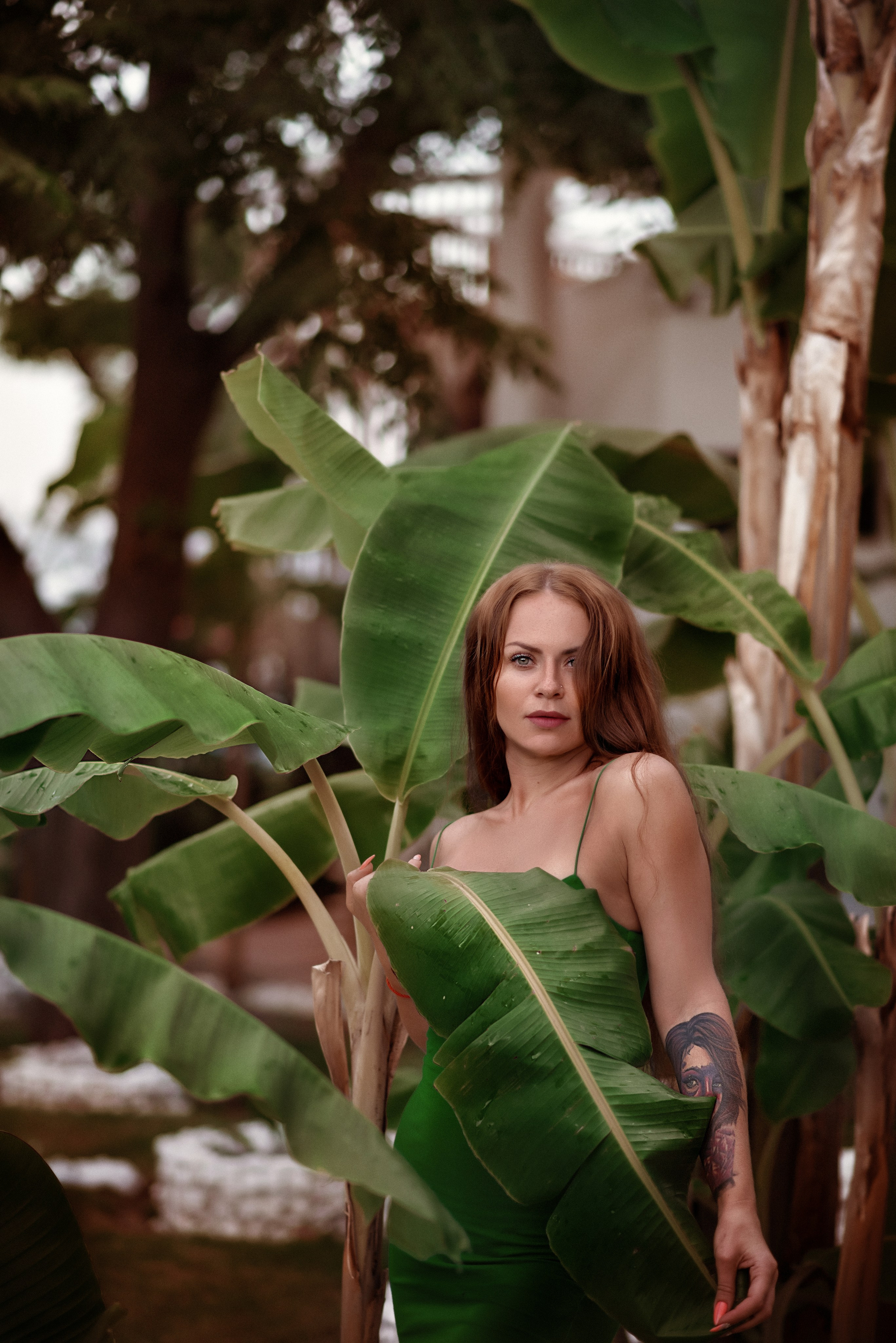 Портретная фотоссесия девушки в банановых листьях