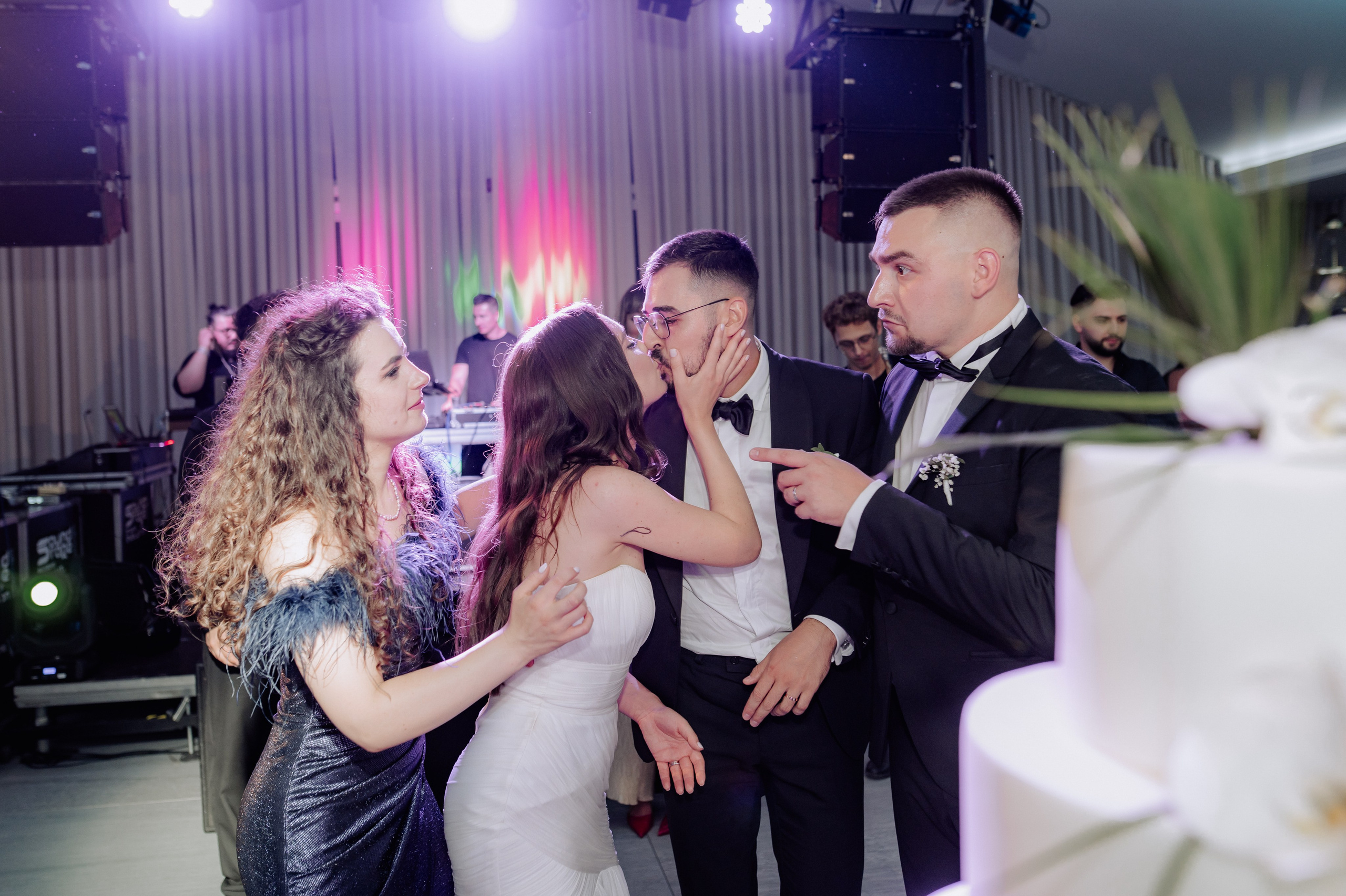 Cununie civila in aer liber , artificii de zi colorate , decor nunta , nunta la Hotel Traian. Proud Vision Weddings | Wedding Photography & Film — Servicii profesionale Foto Video Nunta Iasi