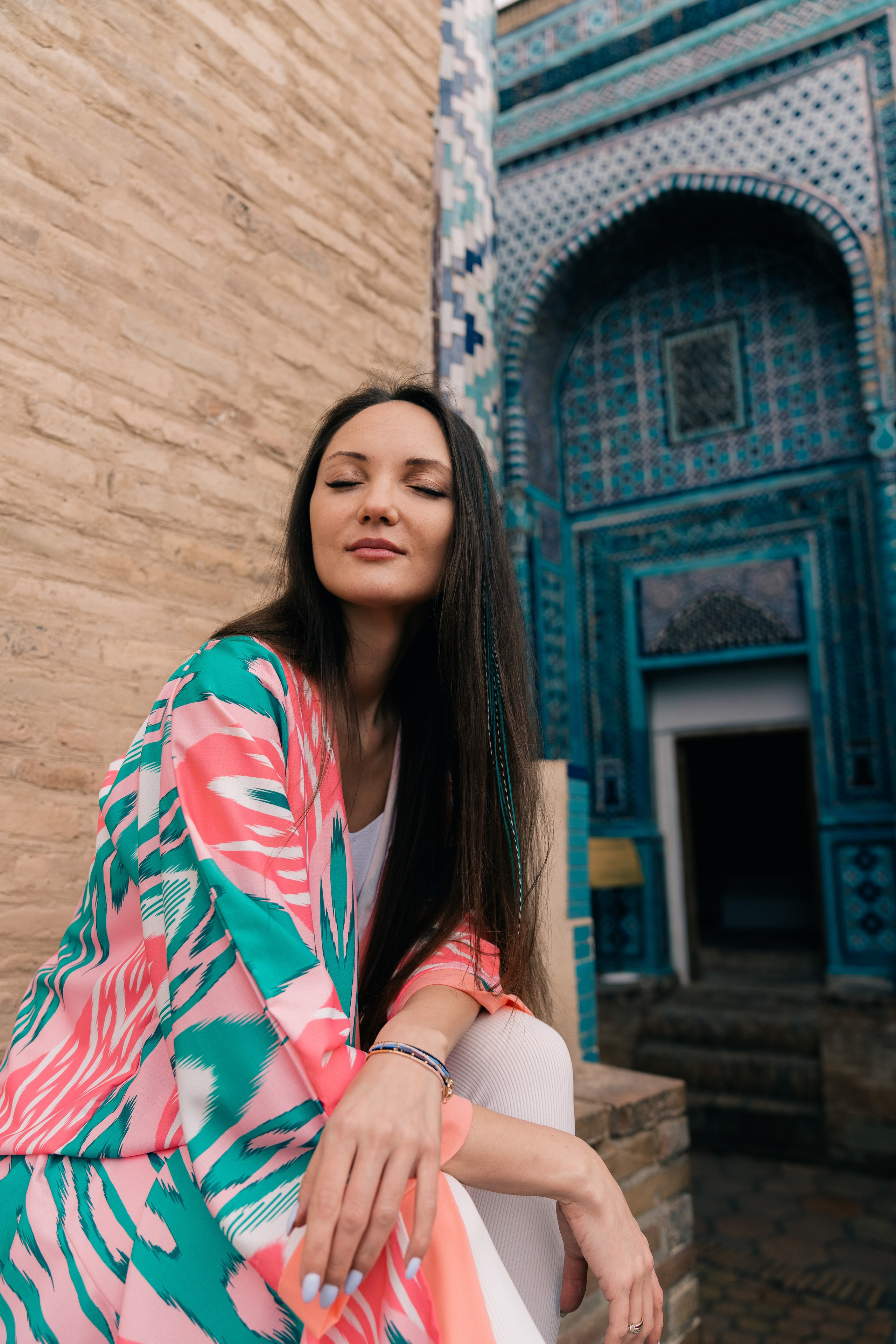 Photoshoot in a robe in Samarkand: Unique Shots with the Shah-i-Zinda. Photographer in Uzbekistan and Samarkand Djasur Marupov