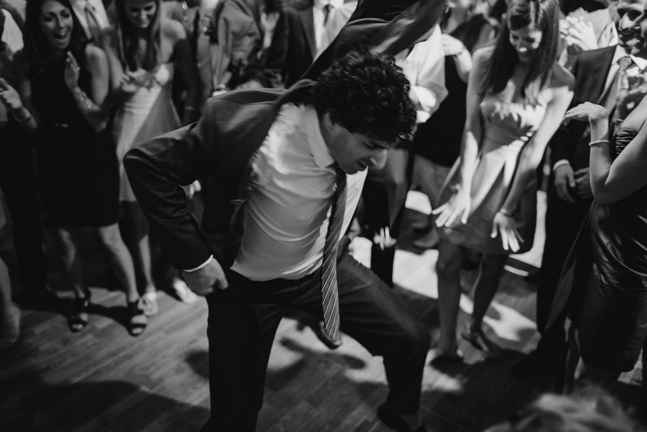 Фотограф в Ирландии Дублин свадьба гость танец улыбка смех фотки топ свадебных фотографов