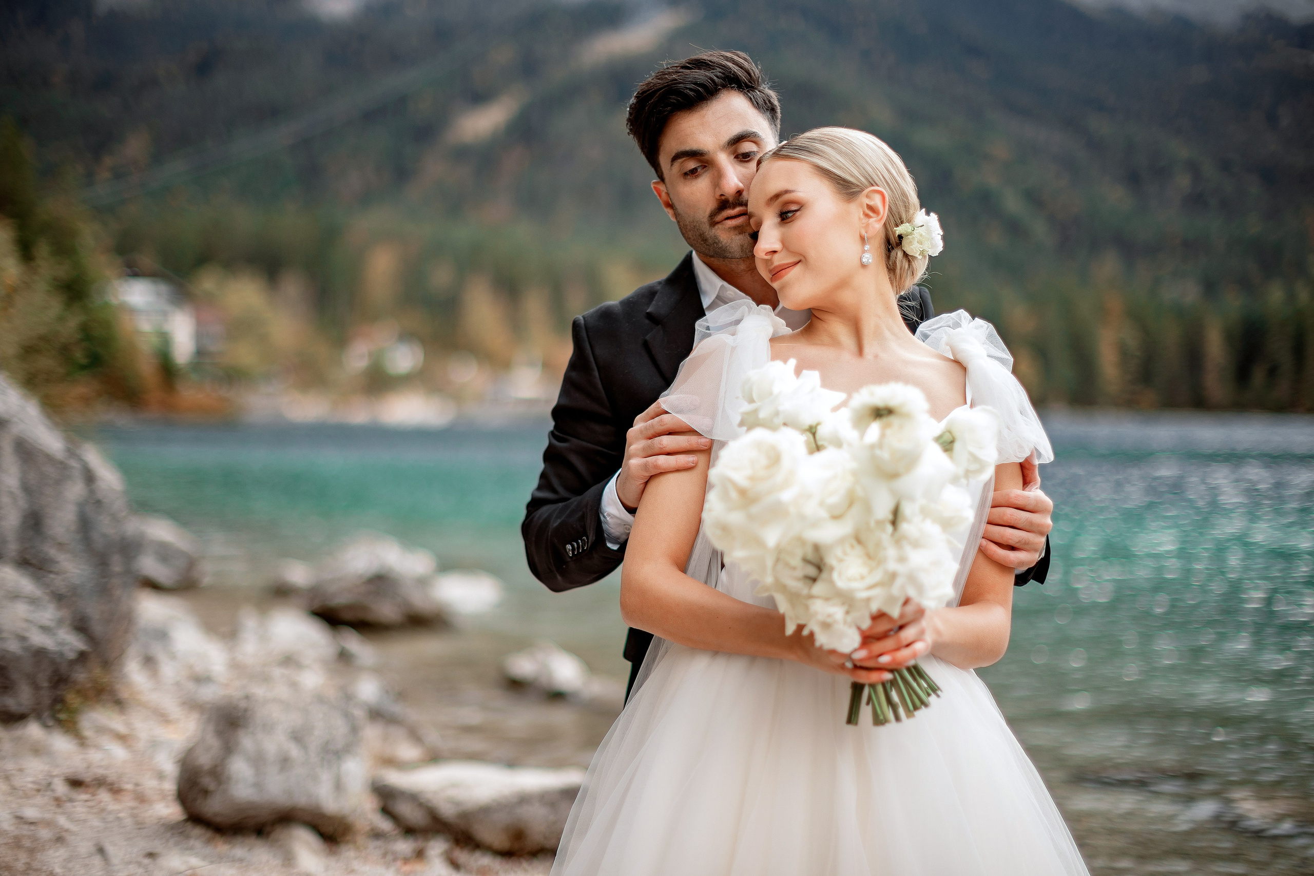 Hochzeit in Deutschland, Braut Make Up, Alpen, Hochzeit, Trauung in den Alpen, Hochzeit am Eibsee, Herbsthochzeit, Brautpaarshooting am Eibsee, Hochzeit in den Bergen, Hochzeitsfotograf Niedersachsen, Münster, Rheine, Hannover, heiraten in Osnabrück, Brautkpaar, Hochzeitstrends, Brautkleid, freie Trauung, weißer Brautstrauß