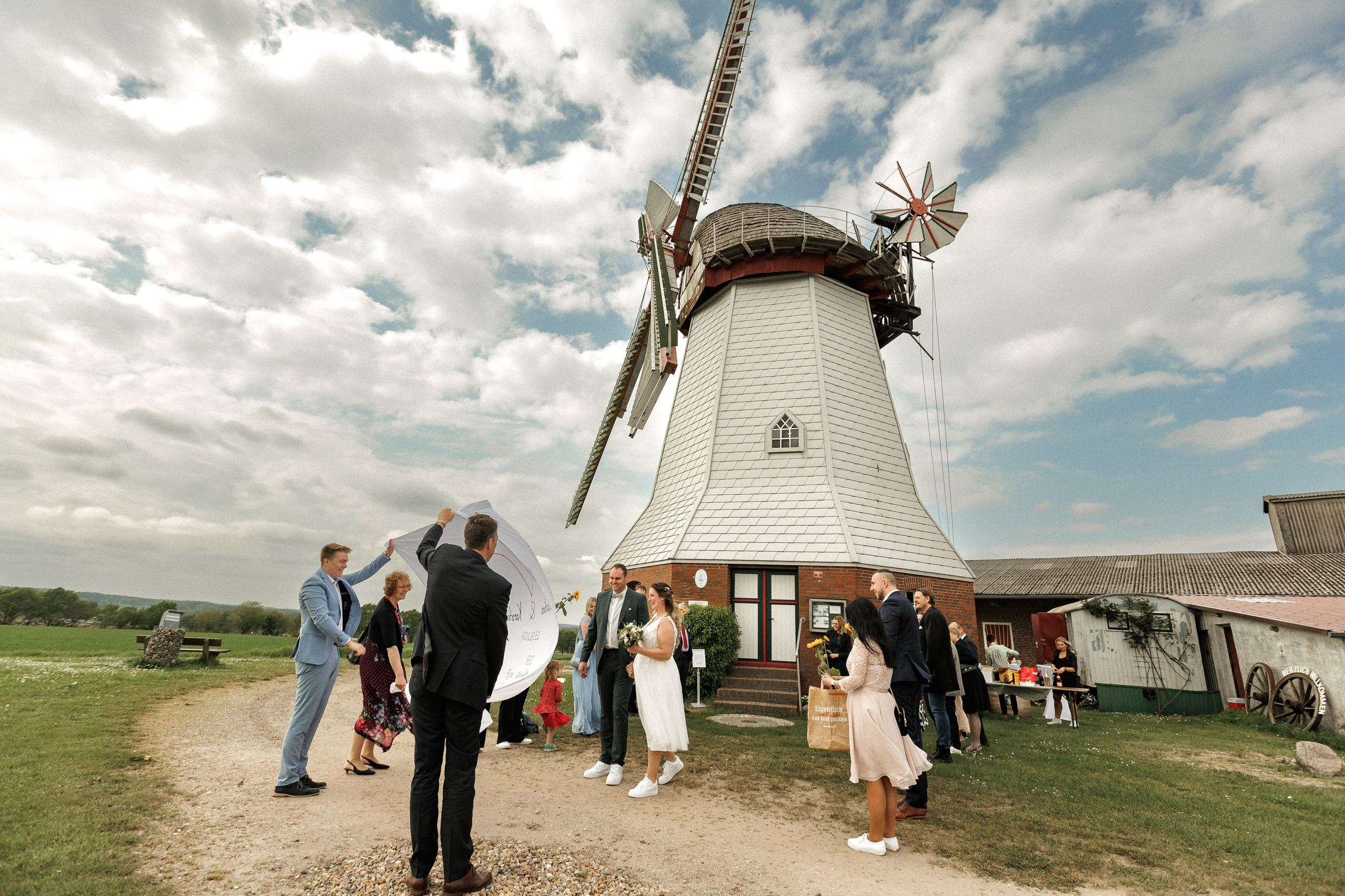 Hochzeitsfotografie an der Windmühle Eyendorf | Historische Romantik in Niedersachsen. Hochzeitsfotograf und Hochzeitsvideograf aus Hamburg | Roka21Film