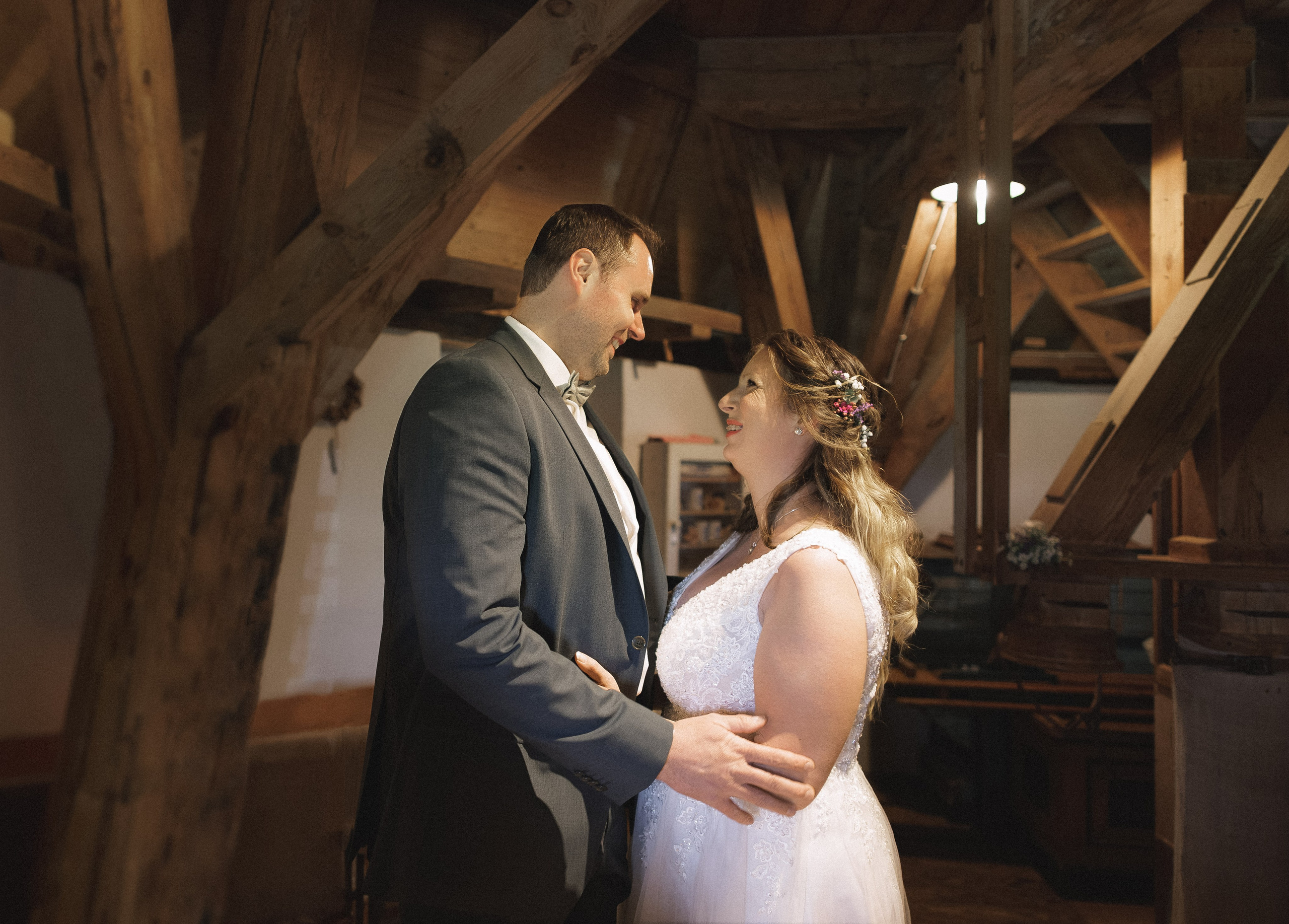 Hochzeitsfotografie an der Windmühle Eyendorf | Historische Romantik in Niedersachsen. Hochzeitsfotograf und Hochzeitsvideograf aus Hamburg | Roka21Film