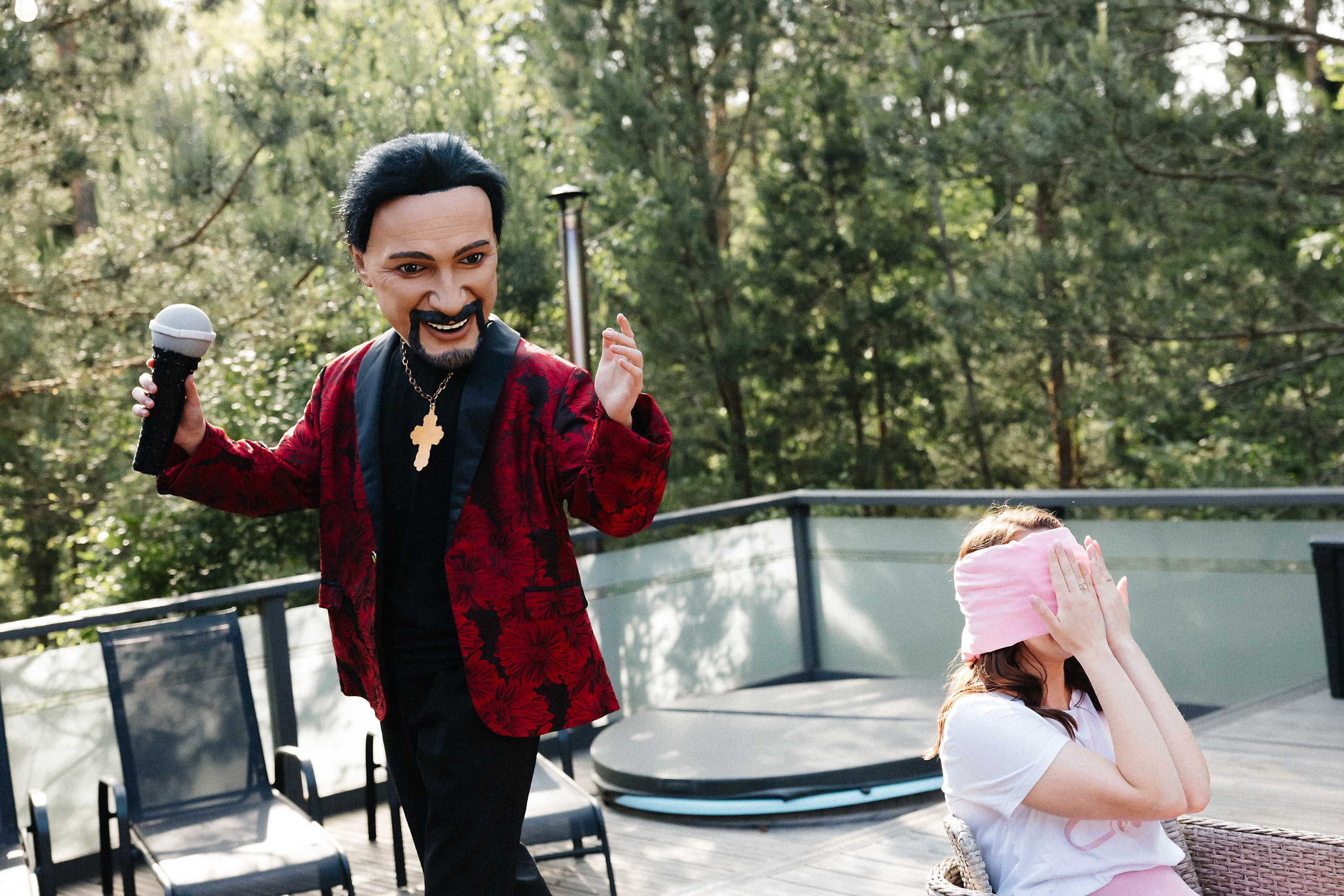 Яркая фотосессия девичника в Риге: розовые наряды и очки в форме сердца. Евгений Тимофеев | Свадебный и контент-фотограф и видеограф в Риге