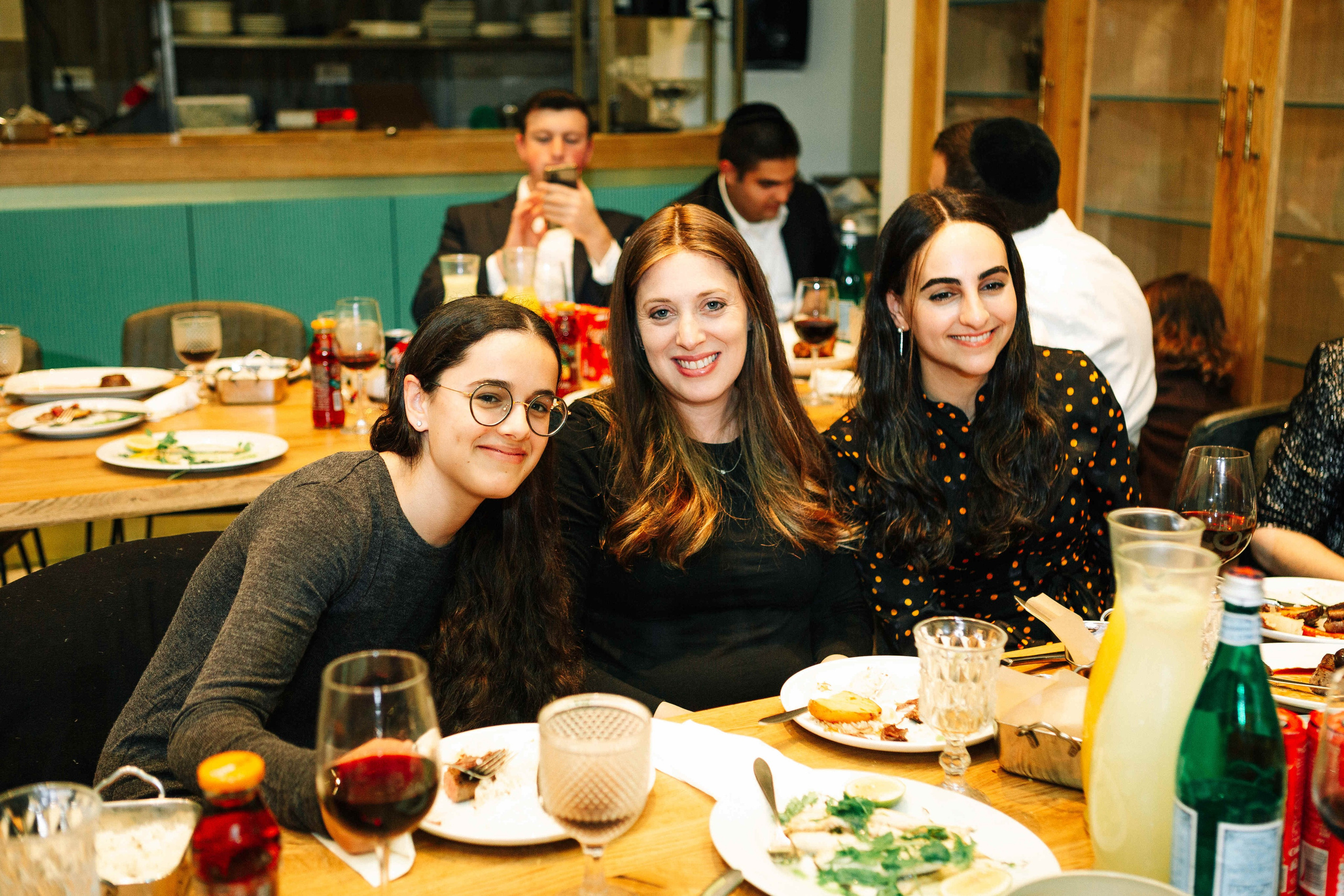 PARTY IN A RESTAURANT WITH THE WHOLE FAMILY. Https://shi-photo.com/