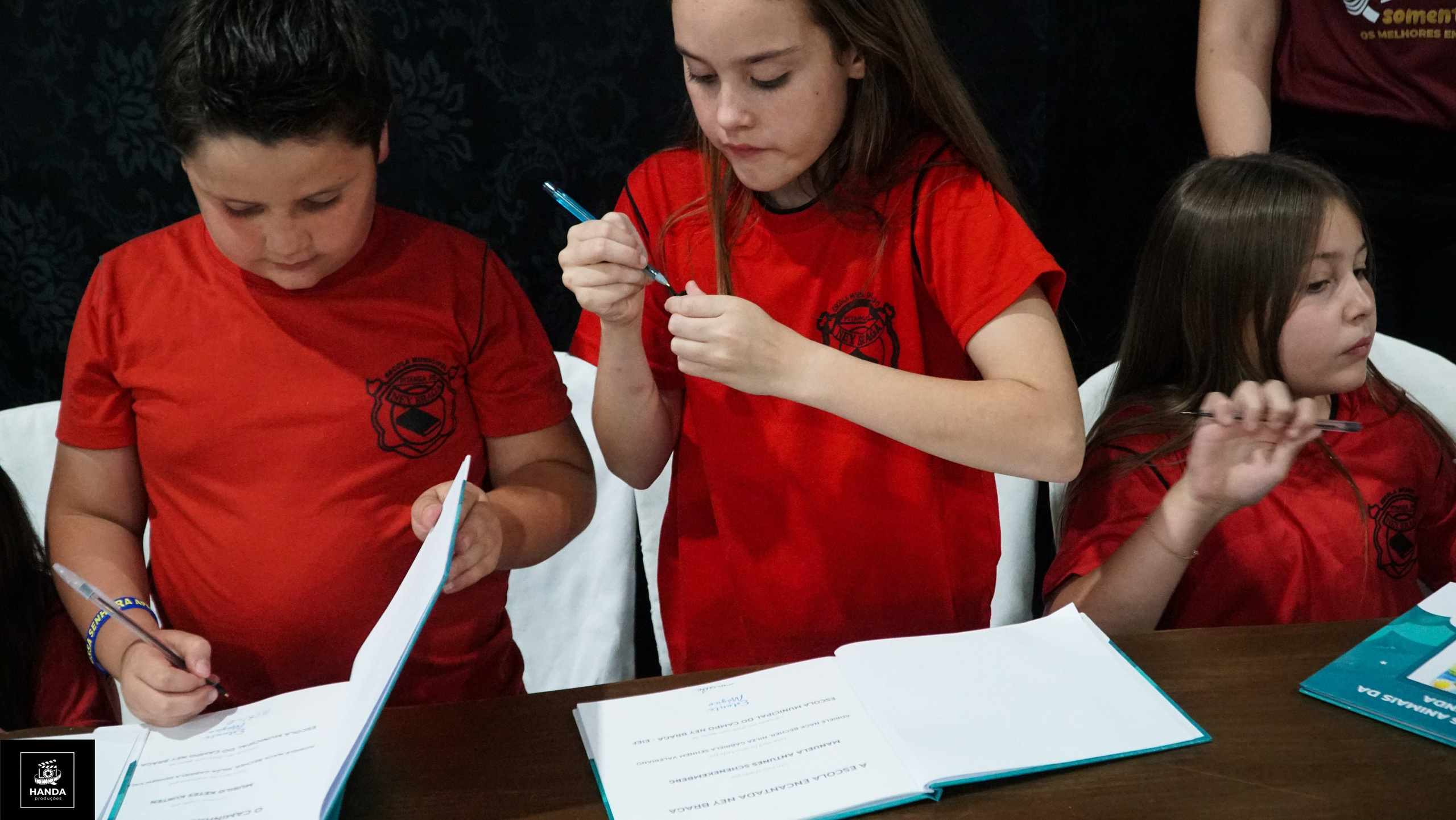 Noite autógrafos colégio Aurélio Buarque de Holanda. Handa Produções