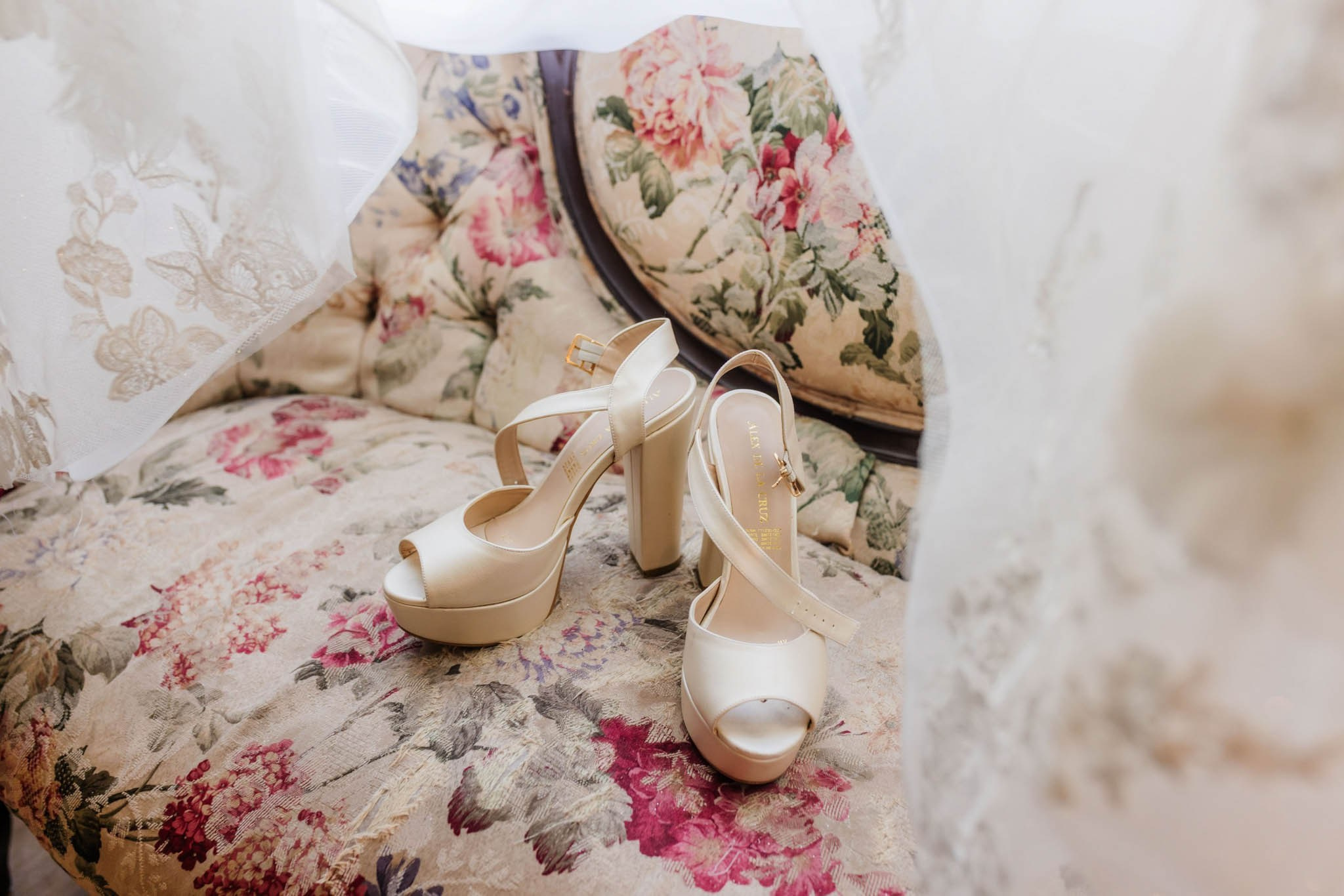 zapatos de novia sobre sillon floral detalles de boda en Tijuana Baja California