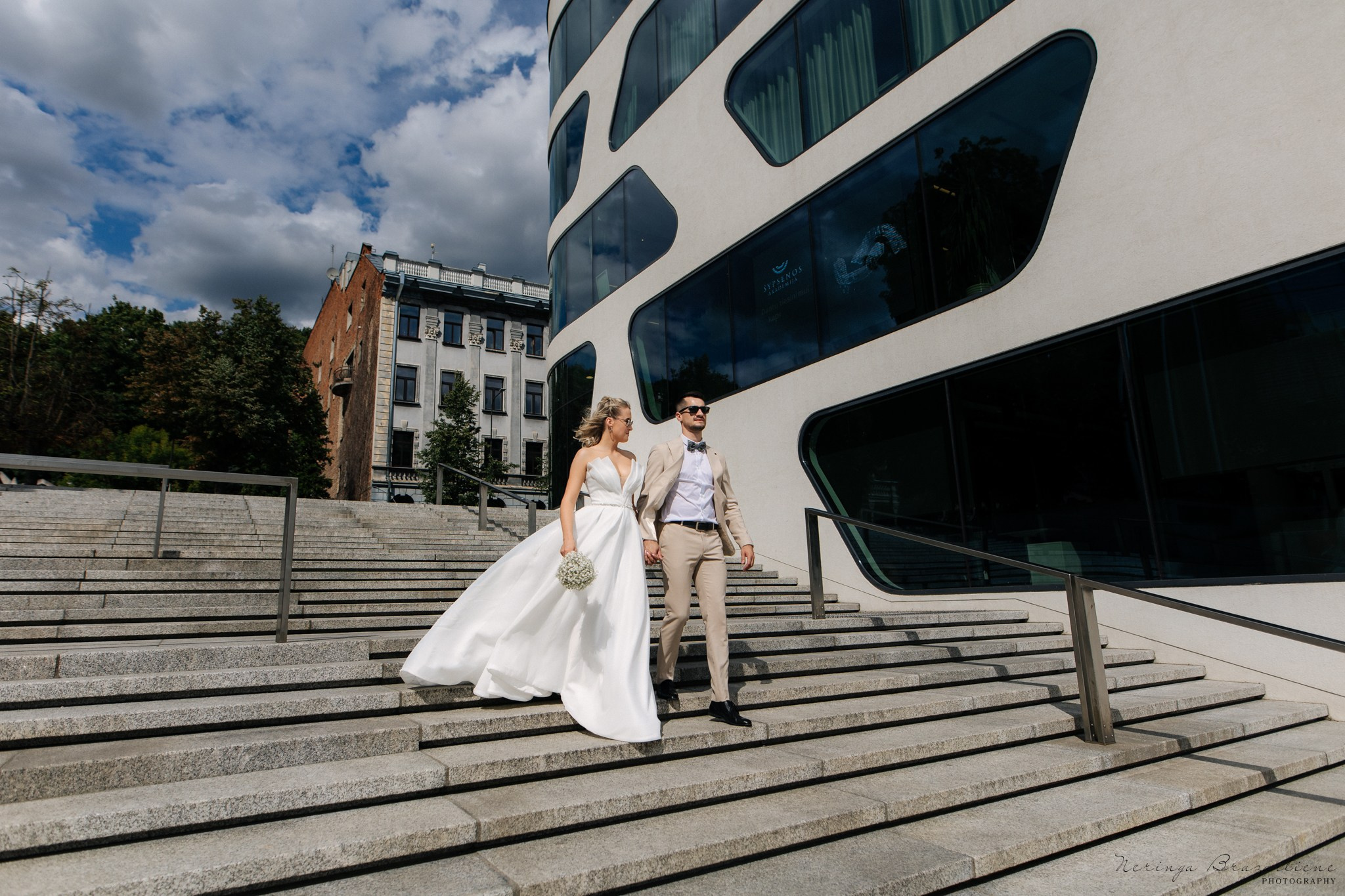 Vestuvinė fotosesija Kaune, Vienybės aikštėje, prie Lietuvos banko