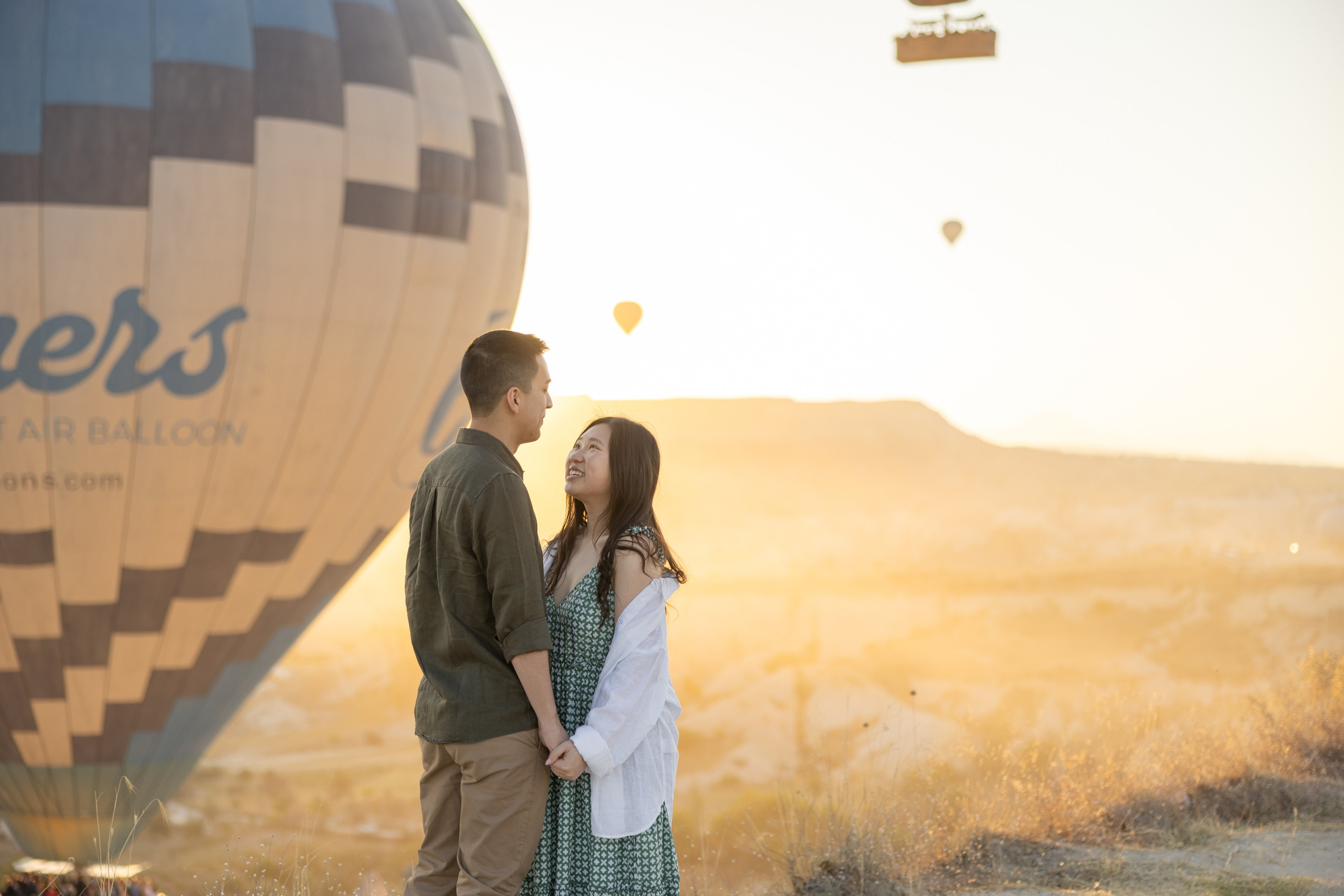 Romantic Love Story Photoshoot with Hot Air Balloons in Cappadocia. Julia Ganch I Fashion Wedding Photography I Cappadocia Turkey