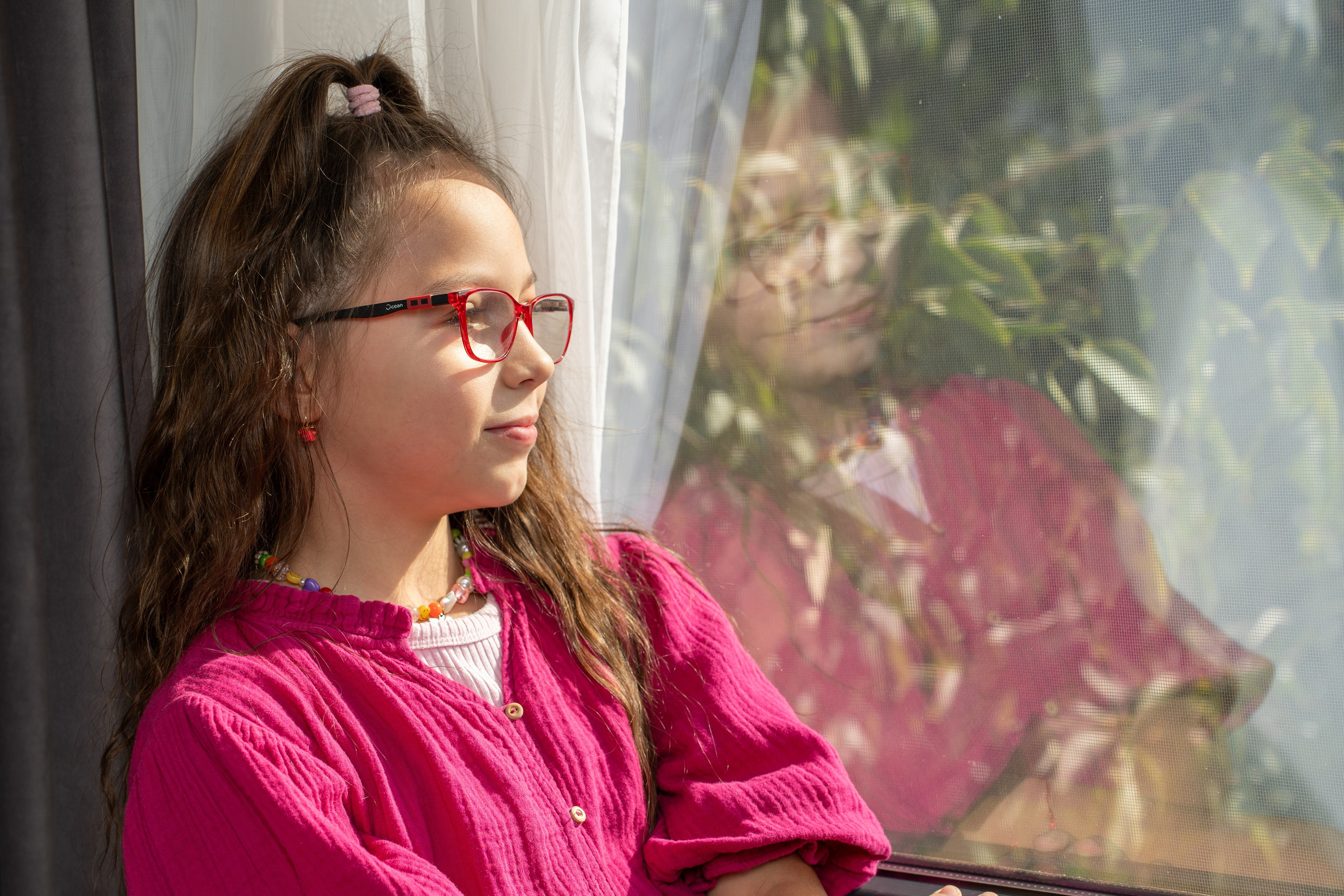 fetita frumoasa care sta la pozat