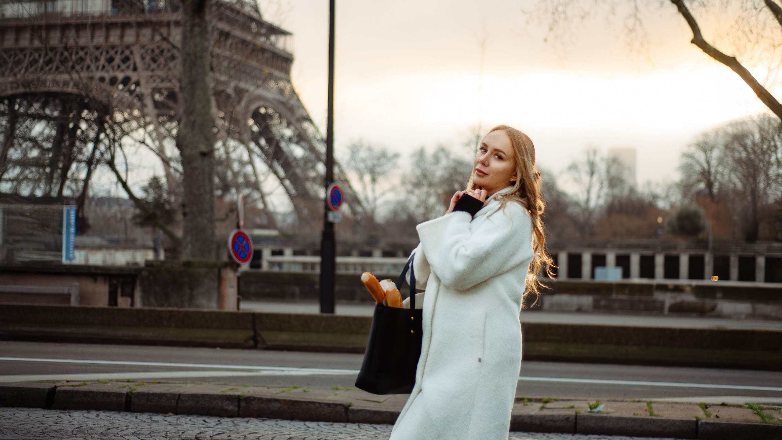 Winter Eiffel Tower photoshoot. Paris photographer — Polina Osipova