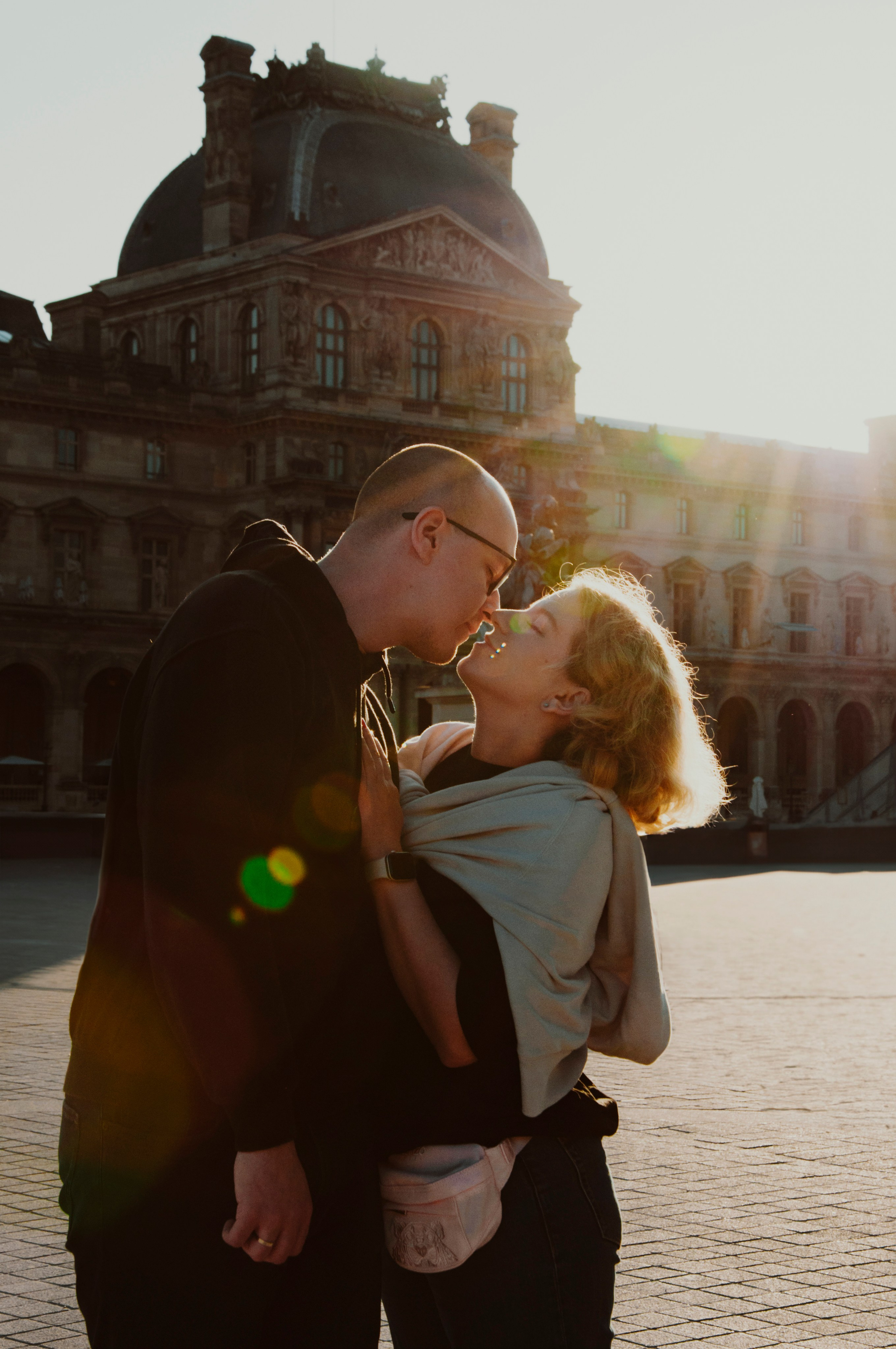 Couple photoshoot near the Louvre. Paris photographer — Polina Osipova
