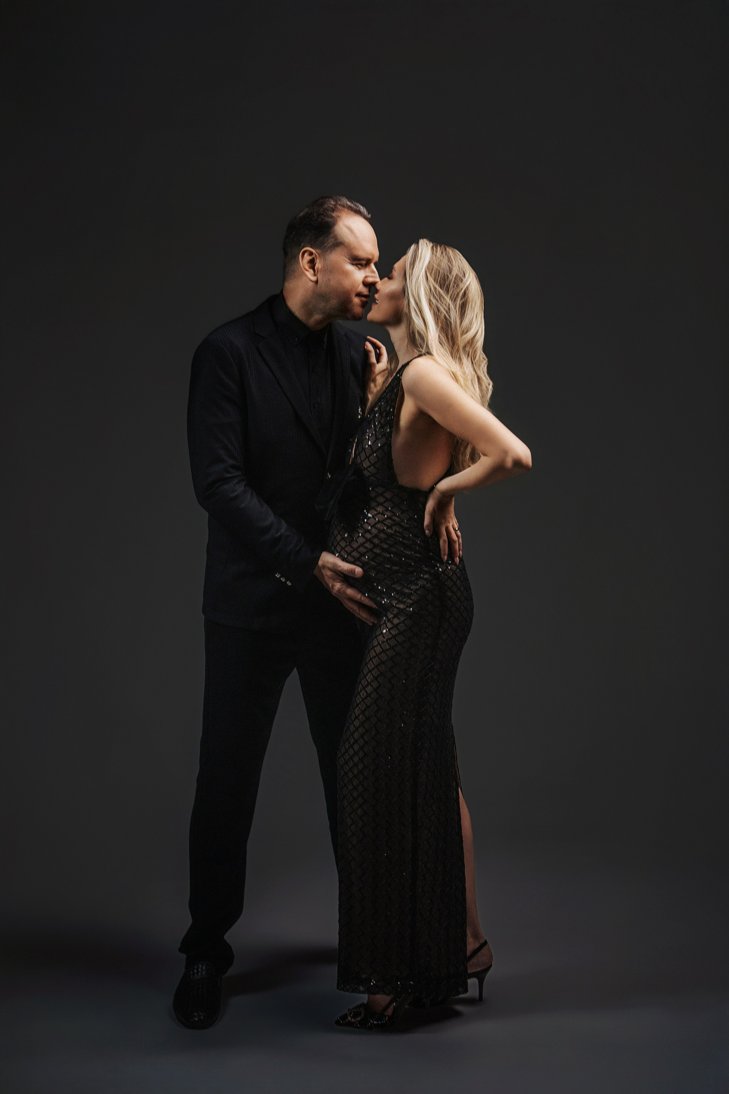 Pregnancy. Family, newborn, maternity, wedding, couple, proposal photographer in Tenerife | Flying dress photoshoots | Tania Bonnet