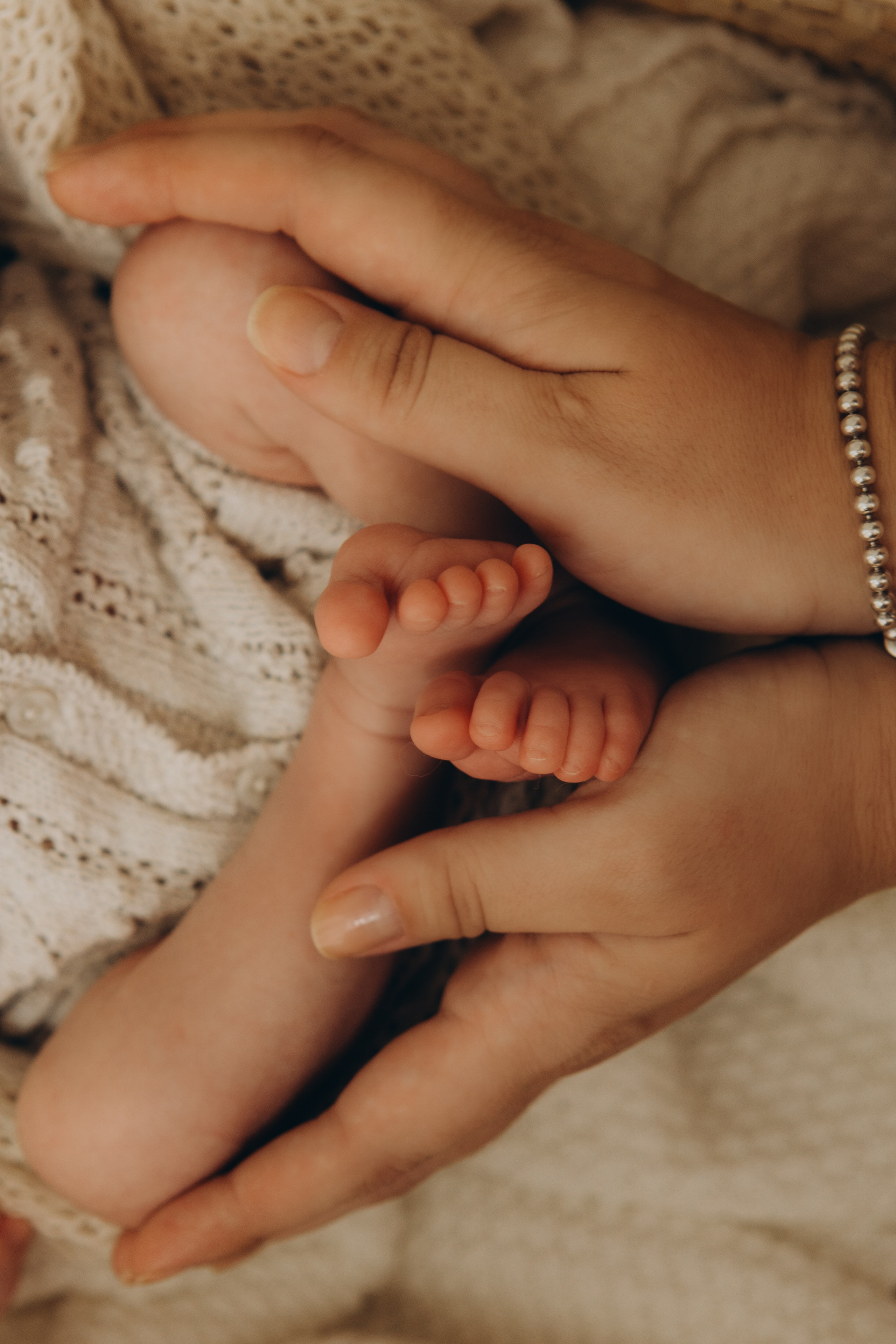 pés delicados de bebê em ensaio newborn com luz natural em Sorocaba