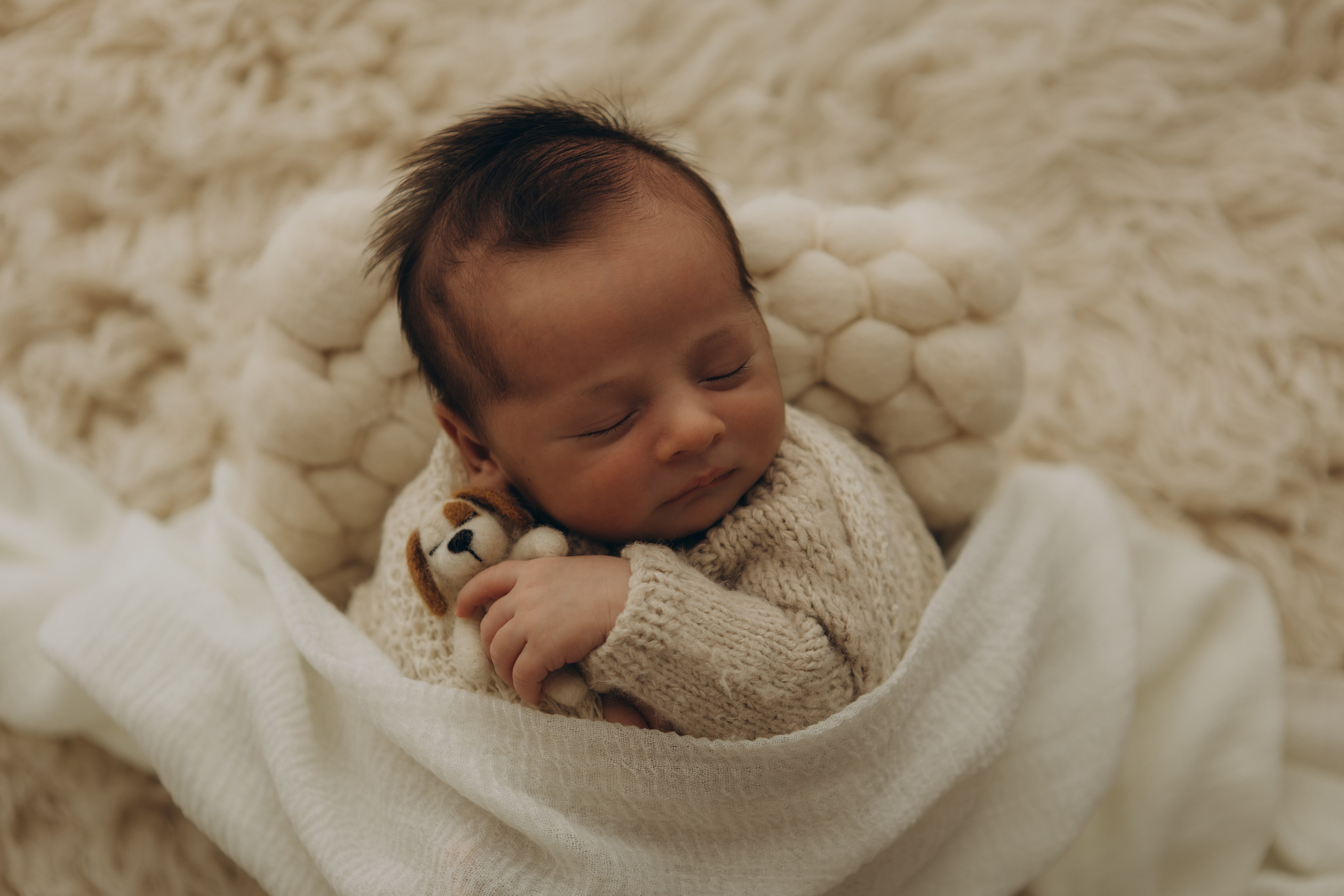 recém-nascido em ensaio newborn com luz natural em estúdio em Sorocaba