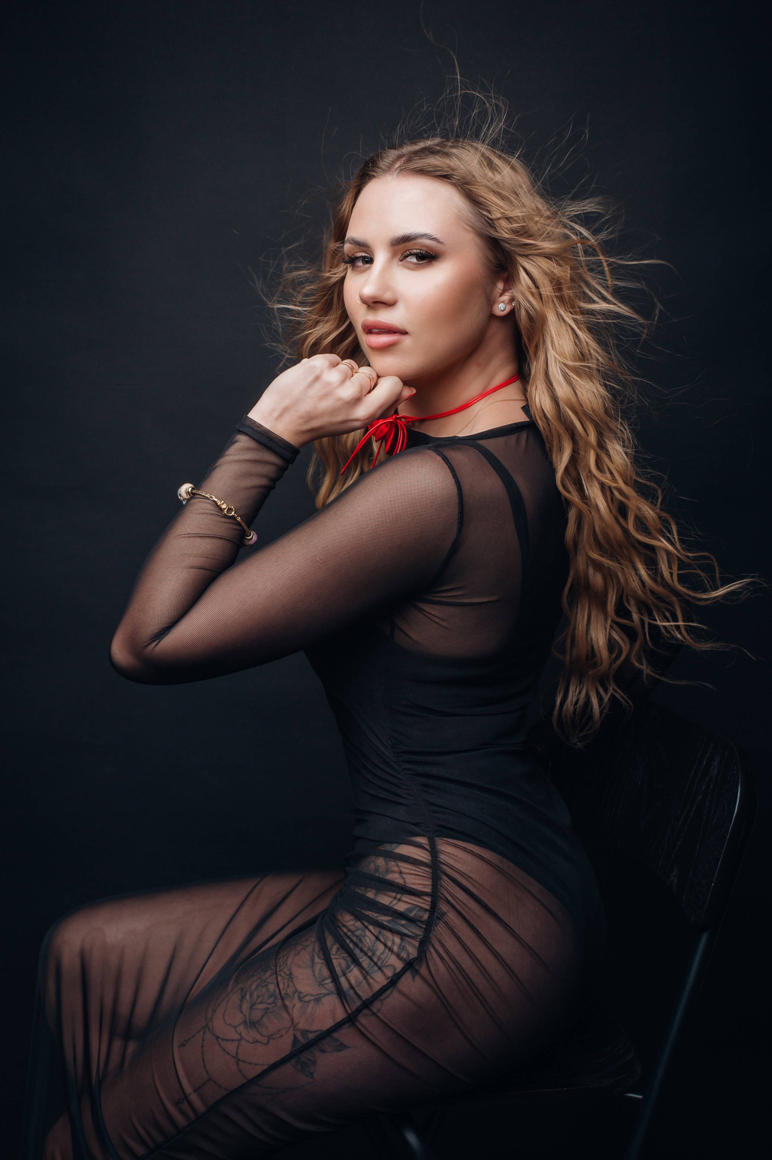 Fotosesijos studijoje. Aukse Stravi fotografė