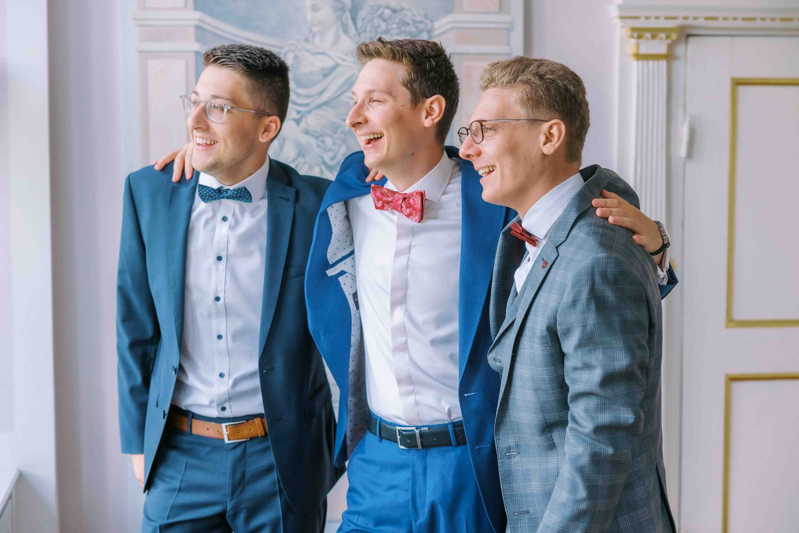 getting ready bräutigam bei hochzeit im schloss von hammerstein