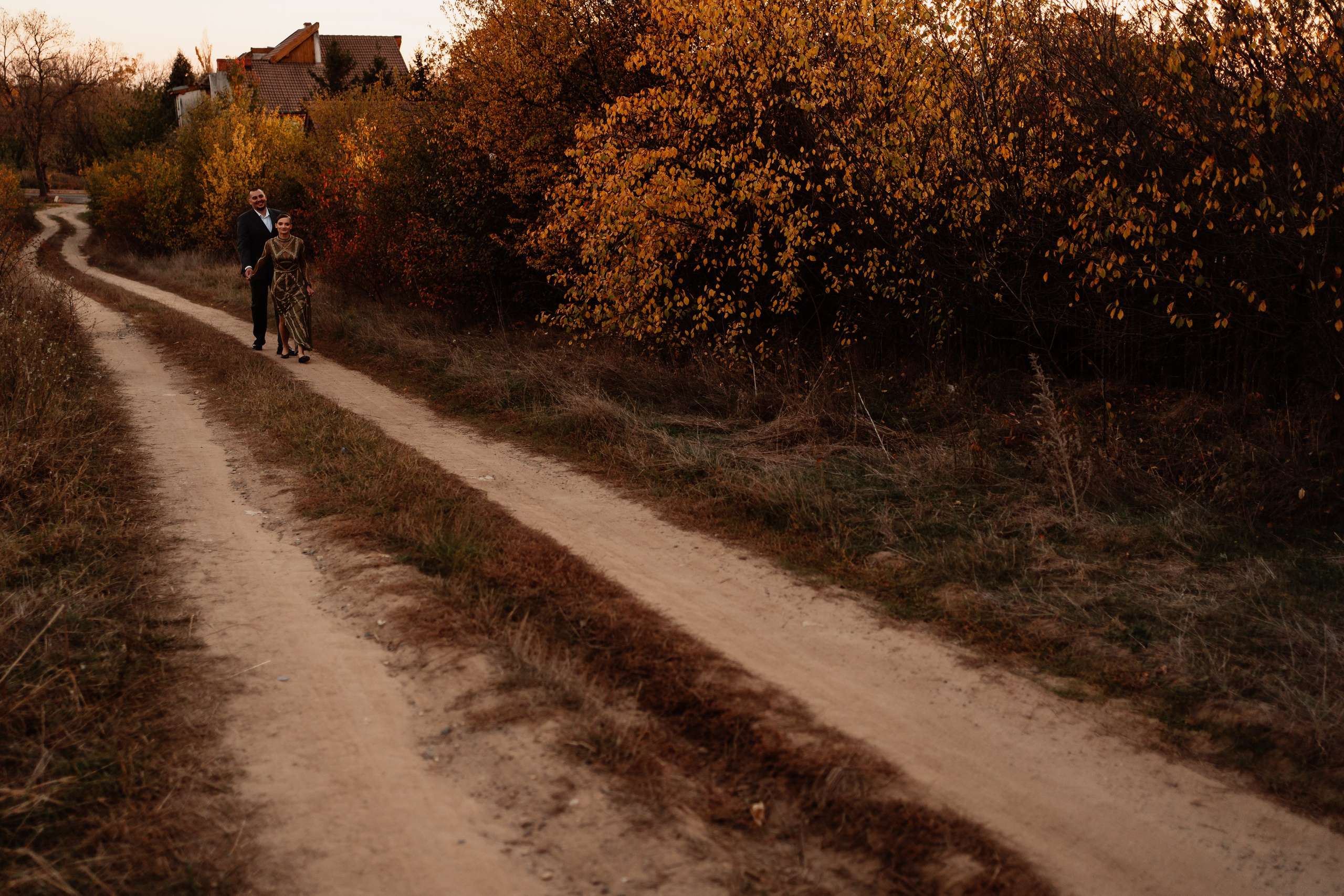 Instantaneu plin de tandrețe dintre părinți și bebeluș în ziua botezului, realizat în Craiova. Fotografie profesională de botez, capturând emoțiile autentice ale familiei într-un decor luminos și cald