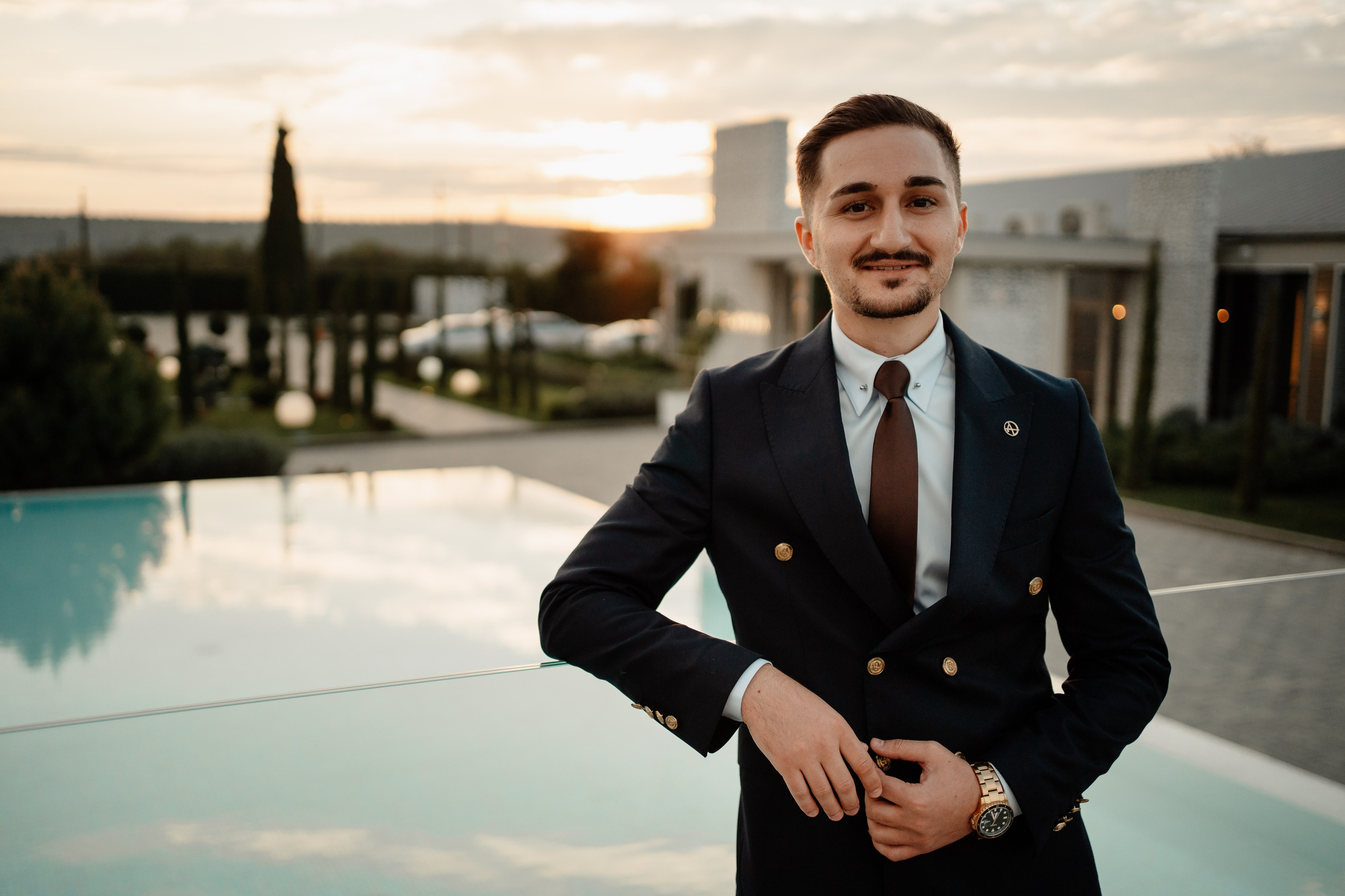 Moment emoționant între miri în ziua nunții, surprins într-un cadru natural și romantic, la Reina Events. Fotografie de nuntă profesională, editată artistic pentru a evidenția emoția și eleganța evenimentului.