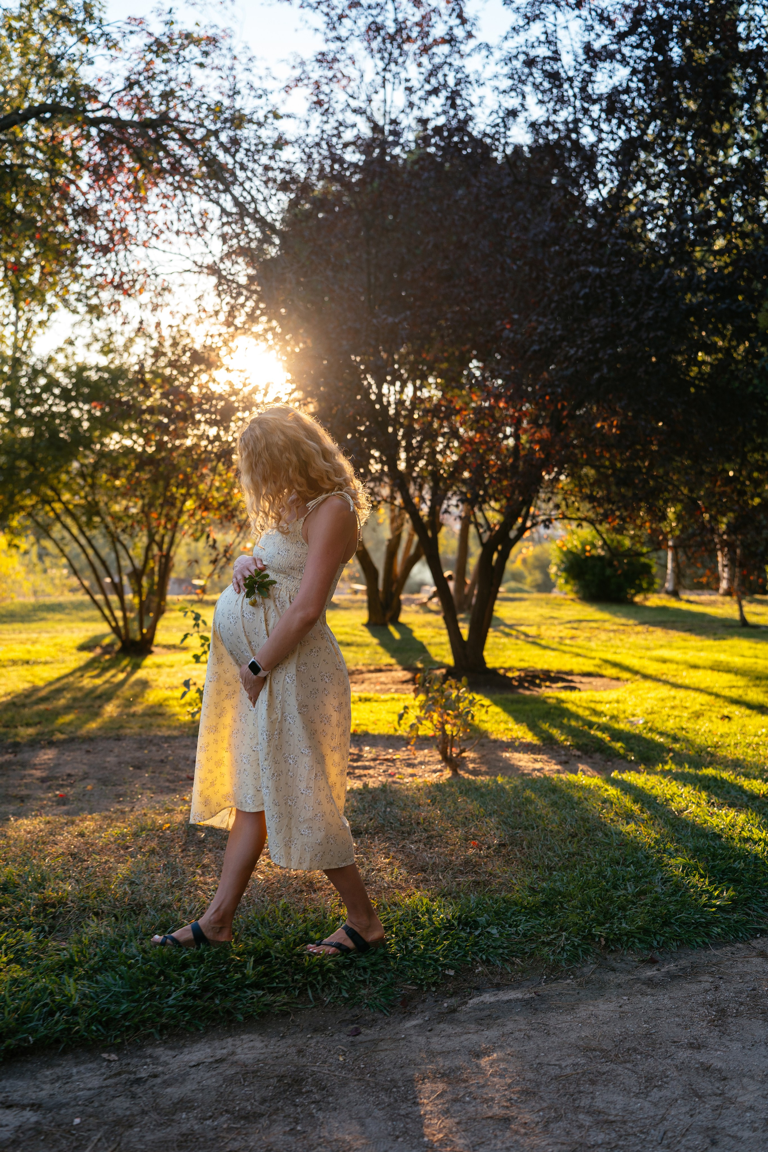 Candid pregnancy photoshoot in the park. Photographer in Madrid, Spain. Alyona Belyaninova