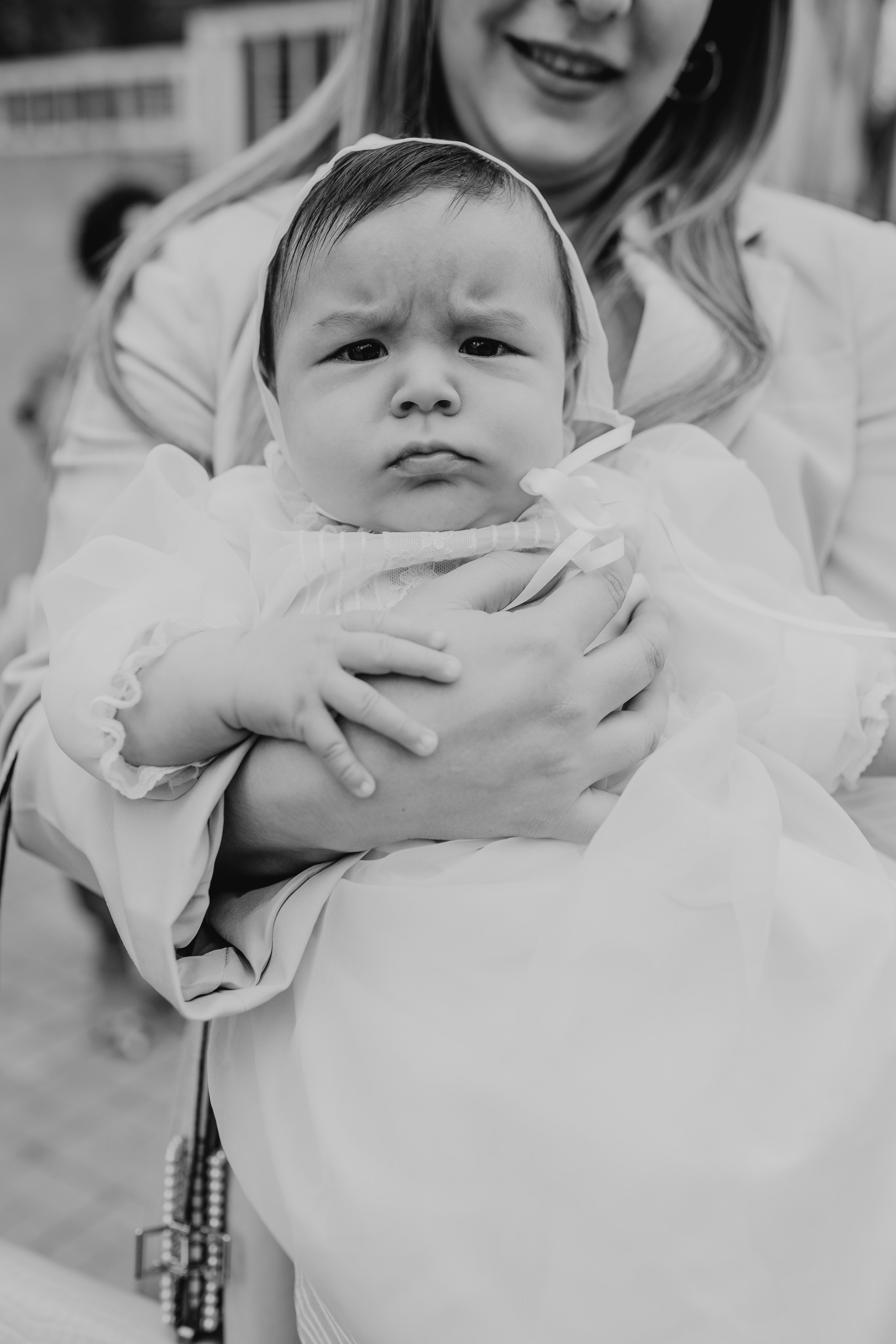 Retrato de bebé con traje de bautizo en estudio fotográfico Rainbox, Torrejón de Ardoz